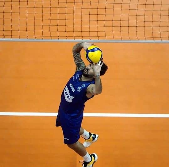 ウィリアム・アルジョナのインスタグラム：「Bora que hoje se joga!!!  Um agradecimento especial à minha parceira de tantos anos e campeã olímpica @mizunobr em parceria com a @instadamilk e @kdo.santos que vão me vestir nessa reta final! Dá um look no pisante do pai! Ahhhhh garoto!!!」
