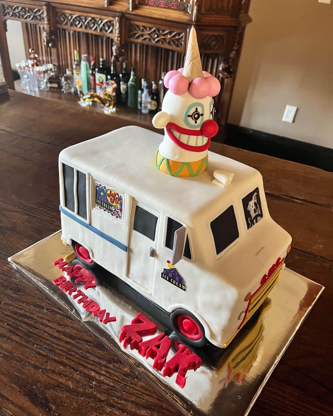 のインスタグラム：「Happy birthday @realzakbagans  🧛🏻‍♀️❤️🧛🏻‍♂️  🔪🤡🎂: @showboybakeshop」