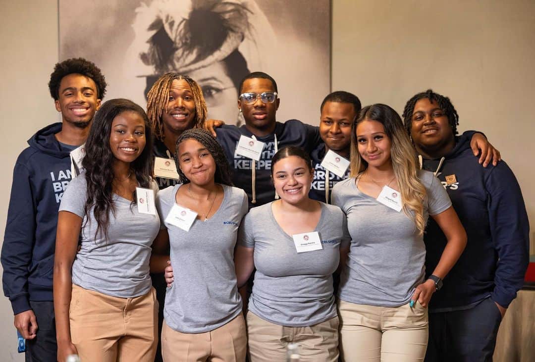 のインスタグラム：「Loved seeing this photo featuring the smiling faces of some of the students from our @GirlsOpportunityAlliance and @MBK_Alliance!   These bright young folks attended the @MarchMadnessMBB Final Four in Houston this weekend and gained incredible hands-on experience in live sports broadcasting. It’s all part of the @ObamaFoundation’s commitment to inspire the next generation of leaders and introduce young people to diverse careers fields they may not have considered before. I'm so proud of all of them. 🏀」
