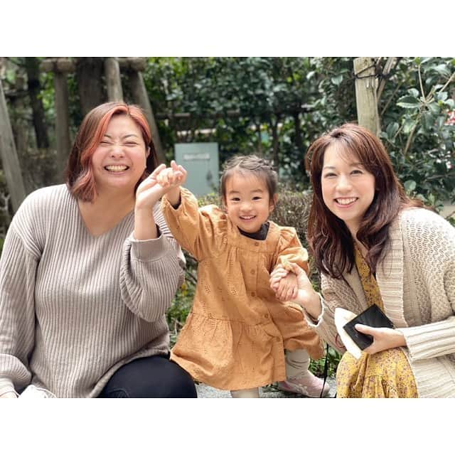 山田真以さんのインスタグラム写真 - (山田真以Instagram)「新年度🌸✨ 今年は少し変化のある4月です。 仲良しのお友だちたちが幼稚園に上がるので、今までのように習い事で会えなくなってしまうのでバイバイ👋しました。 大好きなスイミングの先生も退職されたので、お別れ🥲 娘もプレ幼稚園に通うので、大好きだったお教室を卒業しました💐✨  お別れがいくつかあった3月。 気が付けば、娘の周りにこんなにたくさんの人が携わってくれてたんだな、と実感しました🫧 4月に入って、 ○○先生いるかな？○○ちゃんいる？○○ママは？と お別れした先生やお友だちの名前を言う娘。 幼稚園いくの？幼稚園えんえんしないよ！幼稚園行かない…ママいないやだー😢 と、気持ちの変化が目まぐるしいこの頃。 小さな体で大きな変化を受け止めようと頑張ってる。 娘の気持ちに普段よりもっともっと寄り添ってあげたい4月です🕊🍃  たくさんたくさんお友達が出来た一年。 そして、いろんなイベントに参加出来た一年。 発表会にも出られて、ステージでしっかり踊る娘に涙が出ました。 新年度もたくさんの良き思い出が作れますように。 #新年度#女の子ママ」4月6日 1時35分 - maaai.yamada