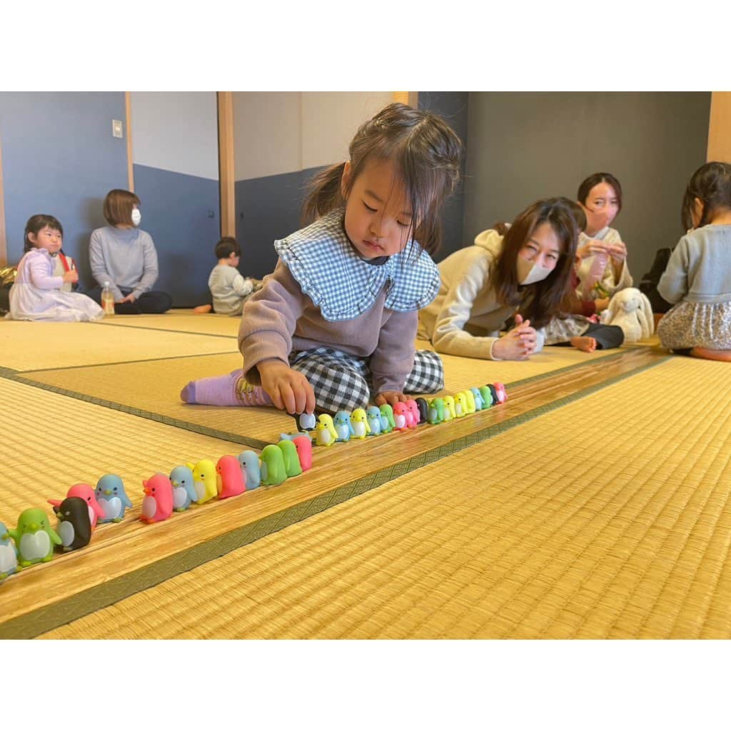 山田真以さんのインスタグラム写真 - (山田真以Instagram)「新年度🌸✨ 今年は少し変化のある4月です。 仲良しのお友だちたちが幼稚園に上がるので、今までのように習い事で会えなくなってしまうのでバイバイ👋しました。 大好きなスイミングの先生も退職されたので、お別れ🥲 娘もプレ幼稚園に通うので、大好きだったお教室を卒業しました💐✨  お別れがいくつかあった3月。 気が付けば、娘の周りにこんなにたくさんの人が携わってくれてたんだな、と実感しました🫧 4月に入って、 ○○先生いるかな？○○ちゃんいる？○○ママは？と お別れした先生やお友だちの名前を言う娘。 幼稚園いくの？幼稚園えんえんしないよ！幼稚園行かない…ママいないやだー😢 と、気持ちの変化が目まぐるしいこの頃。 小さな体で大きな変化を受け止めようと頑張ってる。 娘の気持ちに普段よりもっともっと寄り添ってあげたい4月です🕊🍃  たくさんたくさんお友達が出来た一年。 そして、いろんなイベントに参加出来た一年。 発表会にも出られて、ステージでしっかり踊る娘に涙が出ました。 新年度もたくさんの良き思い出が作れますように。 #新年度#女の子ママ」4月6日 1時35分 - maaai.yamada