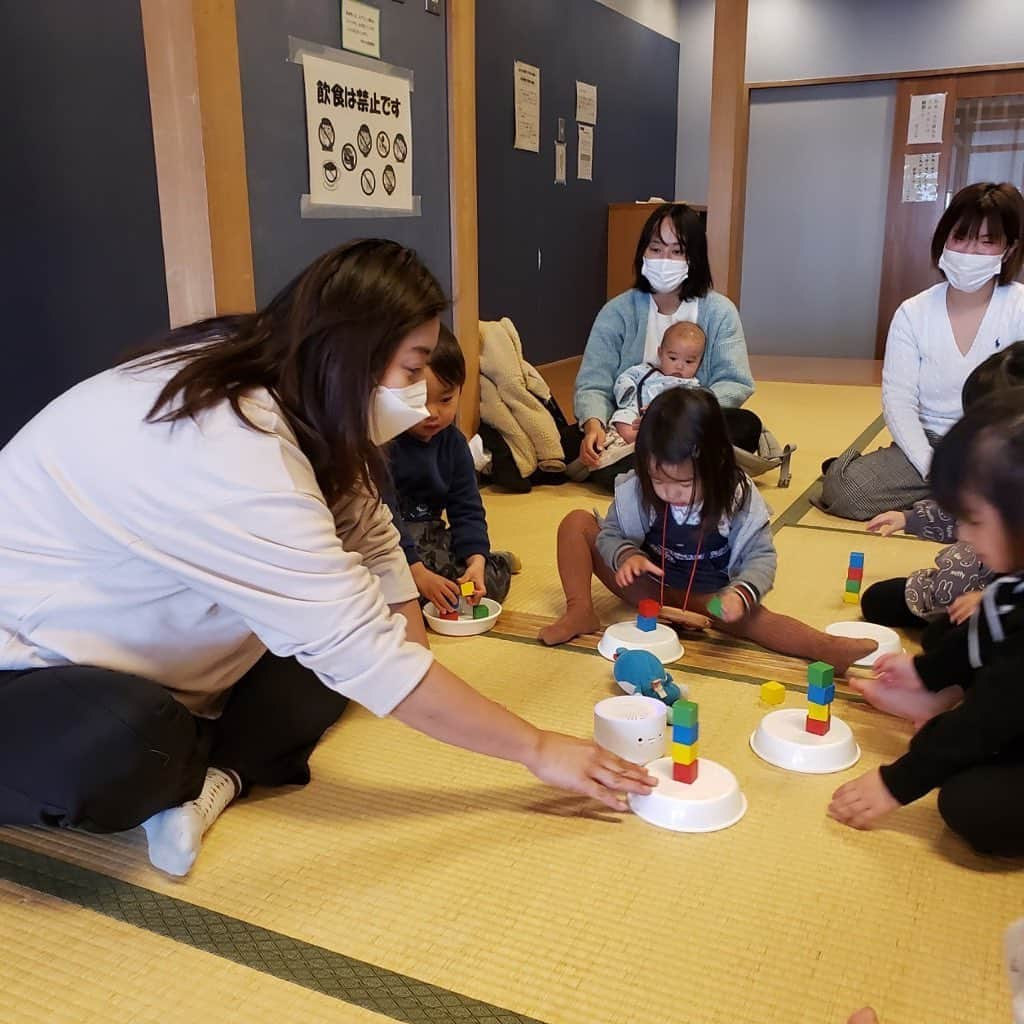 山田真以さんのインスタグラム写真 - (山田真以Instagram)「新年度🌸✨ 今年は少し変化のある4月です。 仲良しのお友だちたちが幼稚園に上がるので、今までのように習い事で会えなくなってしまうのでバイバイ👋しました。 大好きなスイミングの先生も退職されたので、お別れ🥲 娘もプレ幼稚園に通うので、大好きだったお教室を卒業しました💐✨  お別れがいくつかあった3月。 気が付けば、娘の周りにこんなにたくさんの人が携わってくれてたんだな、と実感しました🫧 4月に入って、 ○○先生いるかな？○○ちゃんいる？○○ママは？と お別れした先生やお友だちの名前を言う娘。 幼稚園いくの？幼稚園えんえんしないよ！幼稚園行かない…ママいないやだー😢 と、気持ちの変化が目まぐるしいこの頃。 小さな体で大きな変化を受け止めようと頑張ってる。 娘の気持ちに普段よりもっともっと寄り添ってあげたい4月です🕊🍃  たくさんたくさんお友達が出来た一年。 そして、いろんなイベントに参加出来た一年。 発表会にも出られて、ステージでしっかり踊る娘に涙が出ました。 新年度もたくさんの良き思い出が作れますように。 #新年度#女の子ママ」4月6日 1時35分 - maaai.yamada