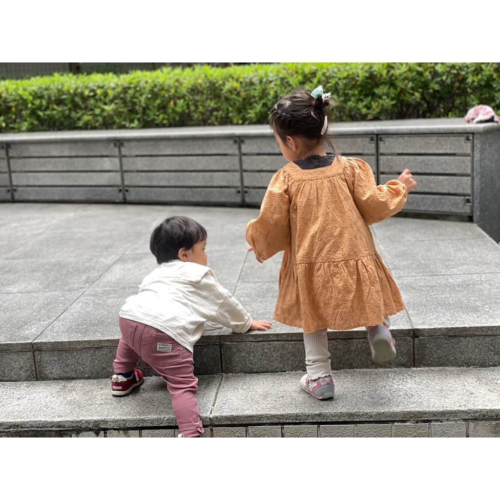 山田真以さんのインスタグラム写真 - (山田真以Instagram)「新年度🌸✨ 今年は少し変化のある4月です。 仲良しのお友だちたちが幼稚園に上がるので、今までのように習い事で会えなくなってしまうのでバイバイ👋しました。 大好きなスイミングの先生も退職されたので、お別れ🥲 娘もプレ幼稚園に通うので、大好きだったお教室を卒業しました💐✨  お別れがいくつかあった3月。 気が付けば、娘の周りにこんなにたくさんの人が携わってくれてたんだな、と実感しました🫧 4月に入って、 ○○先生いるかな？○○ちゃんいる？○○ママは？と お別れした先生やお友だちの名前を言う娘。 幼稚園いくの？幼稚園えんえんしないよ！幼稚園行かない…ママいないやだー😢 と、気持ちの変化が目まぐるしいこの頃。 小さな体で大きな変化を受け止めようと頑張ってる。 娘の気持ちに普段よりもっともっと寄り添ってあげたい4月です🕊🍃  たくさんたくさんお友達が出来た一年。 そして、いろんなイベントに参加出来た一年。 発表会にも出られて、ステージでしっかり踊る娘に涙が出ました。 新年度もたくさんの良き思い出が作れますように。 #新年度#女の子ママ」4月6日 1時35分 - maaai.yamada