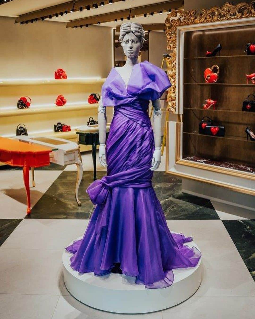 Moschinoのインスタグラム：「Discover the newly refreshed MOSCHINO boutique in London and our latest collections. Find us at 28/29 Conduit Street, in Mayfair. #Moschino #London #MoschinoLondon」