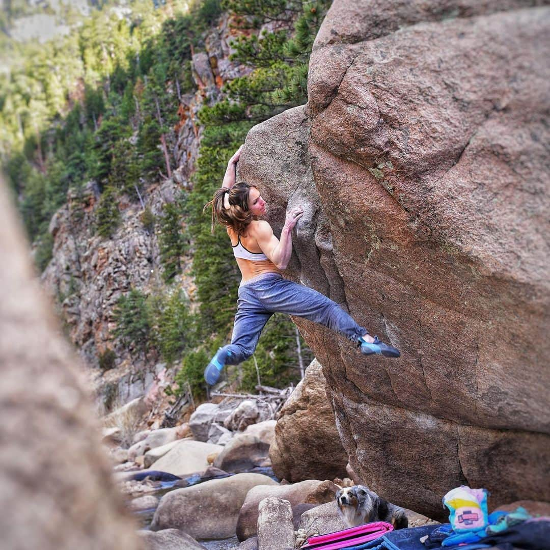 アレックス・パッチシオのインスタグラム：「✅ “The Hatchet”🪓 V12, St. Vrain Co.  . Sent this cool climb the other day after doing “Belly of the Beast Sit”.  I tried the Hatchet one other day a year or more ago but it was SO windy and cold that we left after 30 min.  . Didn’t think it was going to even be climbable since it lays right in the river bed but to my surprise the bed of sticks and rocks under it just needed a bit more work and the pads didn’t get too wet. For the top out you definitely have to leave the pads and climb over the river. 😂  . Getting back into the flow of climbing outside again! 💪🏻😄 . @roap.c  @scarpana @organicclimbing @kion @evn_cbd @frictionlabs @kayaclimbing . 📸 @robinoleary」