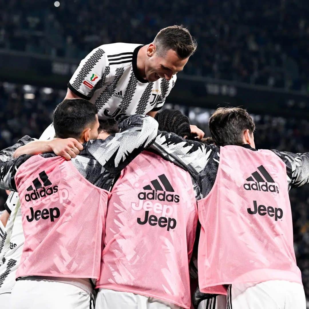 アルカディウシュ・ミリクのインスタグラム：「Il risultato non è stato quello che speravamo, ma abbiamo modo e tempo per conquistare la finale di Coppa Italia. Le partite quelle belle e intense come quella di ieri dovrebbero finire sempre sul campo con messaggi positivi e mai con polemiche o con altre forme di discriminazione, mai. Abbiamo una responsabilità e siamo sempre un esempio per chi ci guarda dagli spalti e da casa. Forza Juve ⚪⚫」
