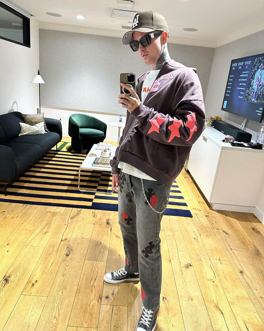 T・ミルズさんのインスタグラム写真 - (T・ミルズInstagram)「looking for a luggage sponsor cuz the next 3 months are PACKED 🧳👉」4月6日 1時40分 - travismills