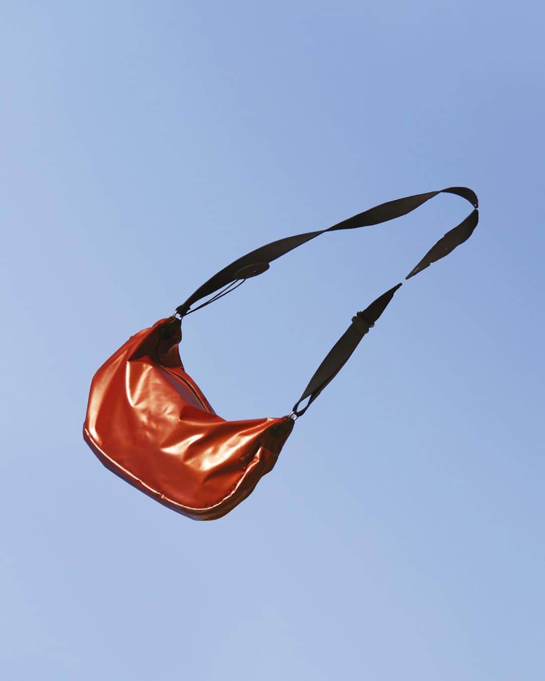 ジャックゴムのインスタグラム：「Notre ligne LIGHT fête ses 15 ans de légèreté, d’originalité et de couleurs 💙  #JACKGOMME #springsummer23 #bags #madeinfrance #anniversary #lightness #light #frenchbrand #lightbag #sky」