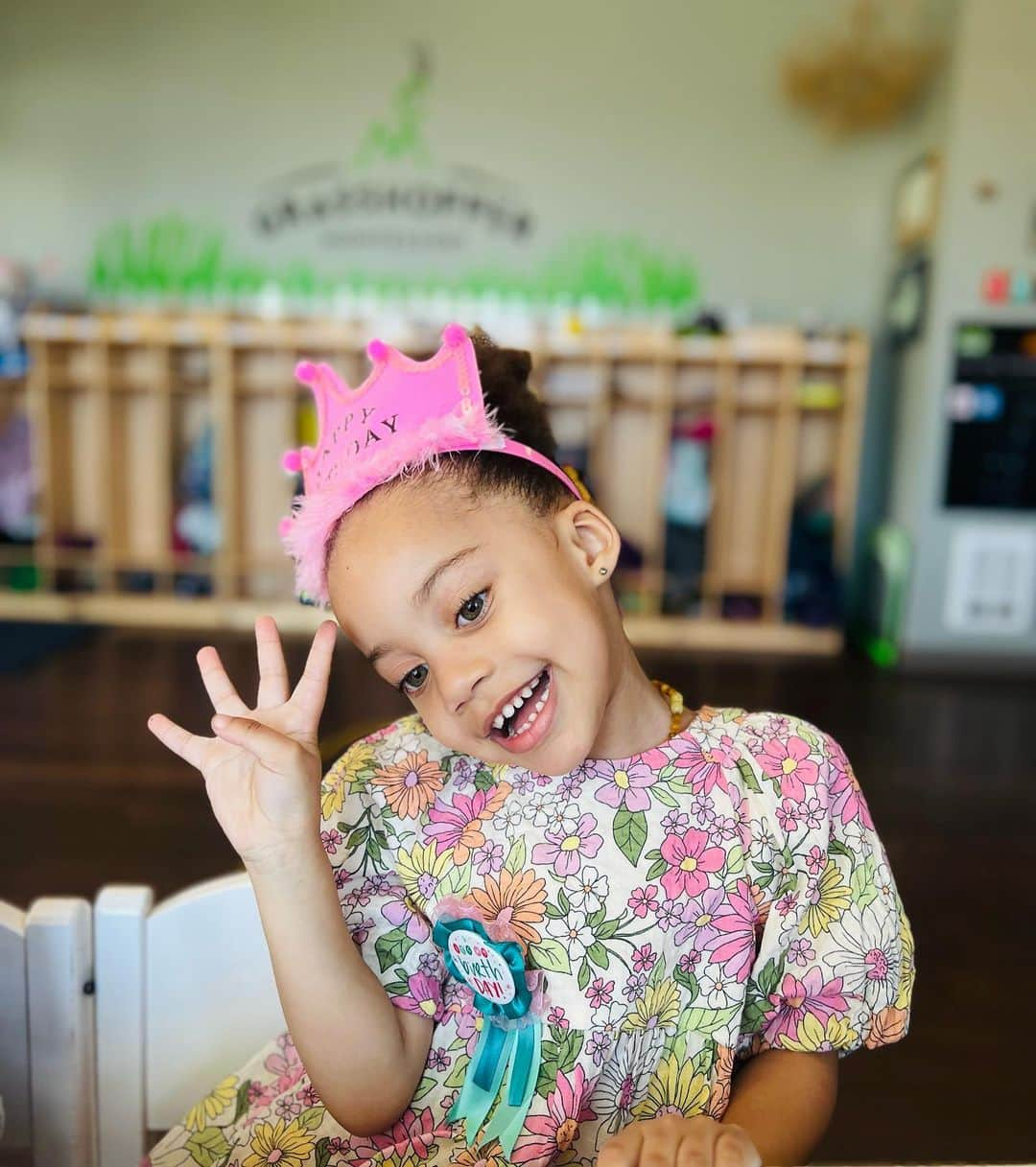 カルロス・ブーザーのインスタグラム：「Screaming HAPPY BIRTHDAY To My Princess Bloom 💜.. You’re Such A Ray Of Light And You’re Only 4!!! Now Let’s Go Have 🎂 For Breakfast 😆 #bloomsbday ❤️🎂💜🎉」