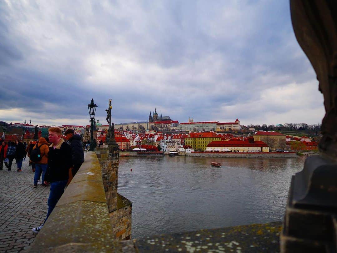 新田朝子さんのインスタグラム写真 - (新田朝子Instagram)「📍Beautiful Prague 🦫🌞  #海外在住 #中東在住 #ヨーロッパ旅行 #東欧 #チェコ #プラハ #旧市街 #海外旅行好きな人と繋がりたい   #prague #czech #easterneurope #europe_vacations #europetravel #travelphotography #loveprague #🇨🇿 #✈️」4月6日 1時44分 - asako.nitta