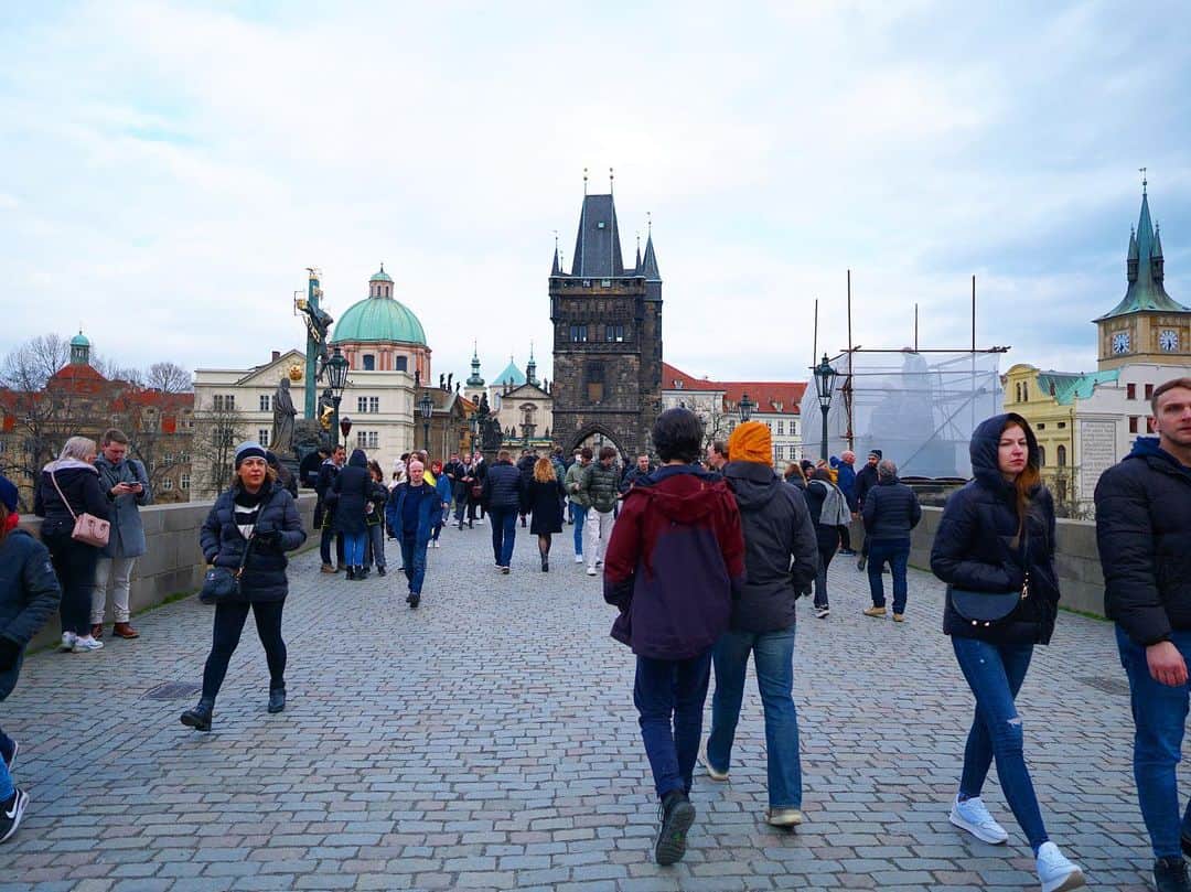 新田朝子さんのインスタグラム写真 - (新田朝子Instagram)「📍Beautiful Prague 🦫🌞  #海外在住 #中東在住 #ヨーロッパ旅行 #東欧 #チェコ #プラハ #旧市街 #海外旅行好きな人と繋がりたい   #prague #czech #easterneurope #europe_vacations #europetravel #travelphotography #loveprague #🇨🇿 #✈️」4月6日 1時44分 - asako.nitta