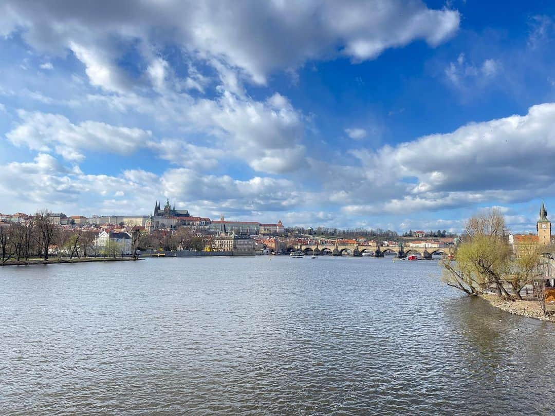 新田朝子のインスタグラム：「📍Beautiful Prague 🦫🌞  #海外在住 #中東在住 #ヨーロッパ旅行 #東欧 #チェコ #プラハ #旧市街 #海外旅行好きな人と繋がりたい   #prague #czech #easterneurope #europe_vacations #europetravel #travelphotography #loveprague #🇨🇿 #✈️」