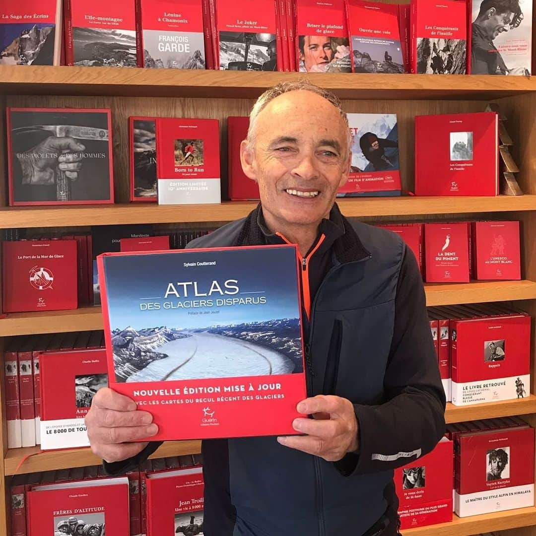 Leslie Camila-Roseのインスタグラム：「MEGA FIERTÉ ! C’est la fête !!! 🍾🏔️📚   L’ATLAS des glaciers disparus le dernier livre de mon papa @sylvain_coutterand est réédité avec une nouvelle version mise à jour et sortira le 20 avril !   🧊 Plongez dans l'histoire des grands glaciers alpins.  À travers plus de 50 cartes et de magnifiques photographies, découvrez l'ampleur des grandes glaciations qui ont recouvert les Alpes. Ce livre unique présente également une cartographie et une description nombreux glaciers dont certains en voie de disparition en raison du changement climatique.🌡️🌍  En étudiant les traces laissées par ces glaciers géants dans le paysage, l'auteur nous offre un témoignage poignant de l'évolution du climat au fil du temps.  C'est également un appel à l'action pour lutter contre les émissions de gaz à effet de serre qui accélèrent le recul actuel des glaciers.  Un livre passionnant et essentiel pour mieux comprendre notre environnement et agir pour préserver notre planète. 🌍   🌟 Et icing on the cake (pun intended 😉) la préface a été écrite par Jean Jouzel, ancien vice-président du GIEC :  « Les climato-sceptiques se sont appuyés sur l’existence bien réelle de fluctuations de la couverture glaciaire au cours des derniers millénaires pour nier une quelconque influence des activités humaines sur leur évolution récente. Une belle façon de leur répondre est de raconter l’histoire des glaciers au cours des âges et d’évoquer leur avenir en montrant que le recul quasi-général des glaciers et des calottes glaciaires résultant aujourd’hui du réchauffement climatique lié à nos activités, est en train de prendre le pas sur cette variabilité naturelle qui a toujours existé et qui persistera. C’est la tâche ambitieuse à laquelle s’est attaché Sylvain Coutterand tout au long de cet atlas remarquablement illustré. »  #glaciers #alpes #changementclimatique #environnement #atlas #livre #editionspaulsen #editionsguerin #sylvaincoutterand #giec #rechauffementclimatique #glaciation #glaciersdesalpes #globalwarming #ecologie #pow #saveourwinters #glacierlover #glaciology #geomorphology #geologyrocks」