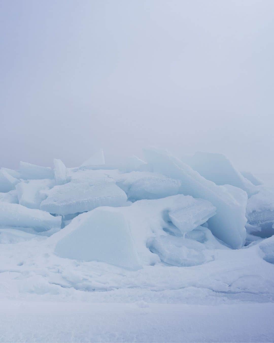 フィリッパコーのインスタグラム：「The new Filippa K store in Amsterdam explores the misty #Nordic landscapes that inspired Creative Director Liisa Kessler's first image campaign for the house. Drawing inspiration from the frosty blue hue and large blocks of ice in Skellefteå, Sweden, the Scandinavian winter landscape is brought to life in Amsterdam. Swipe through to discover the influences of nature.   We hope to see you at P.C. Hooftstraat 125.   Photographs of nature by @timothyschaumburg Photographs of the store by @studioamosfricke」
