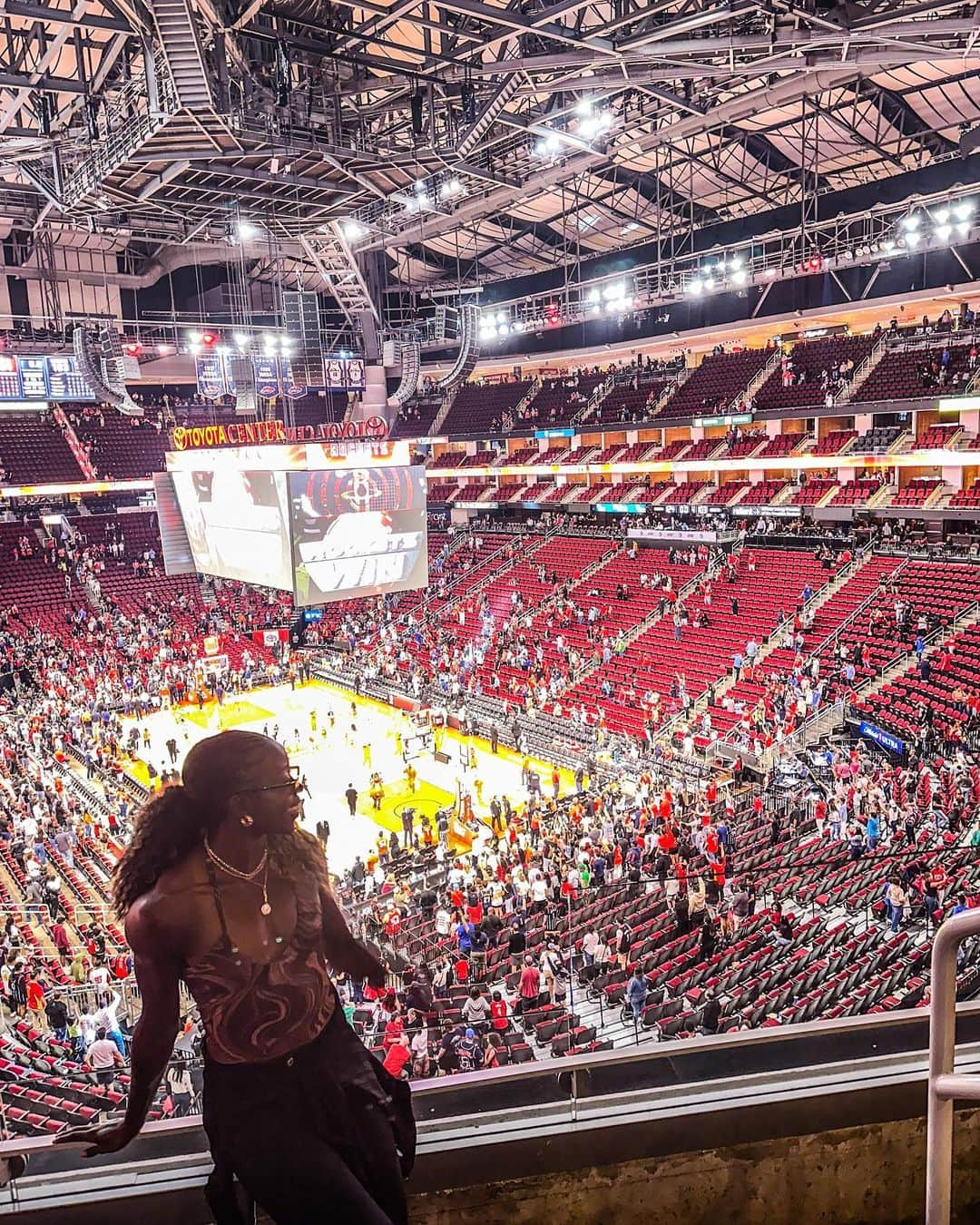 デズリー・ヘンリーさんのインスタグラム写真 - (デズリー・ヘンリーInstagram)「#SWIPE Last night at the @houstonrockets 🏀 home game was a vibe!!!   We couldn’t come all the way out here and not support the home team in their last home game of the season 🙌🏿🔥🔥  #NBA #Basketball #HoustonRockets #Potd #Ootd #Bhfyp #Houston #Texas」4月6日 1時49分 - desiree_lh