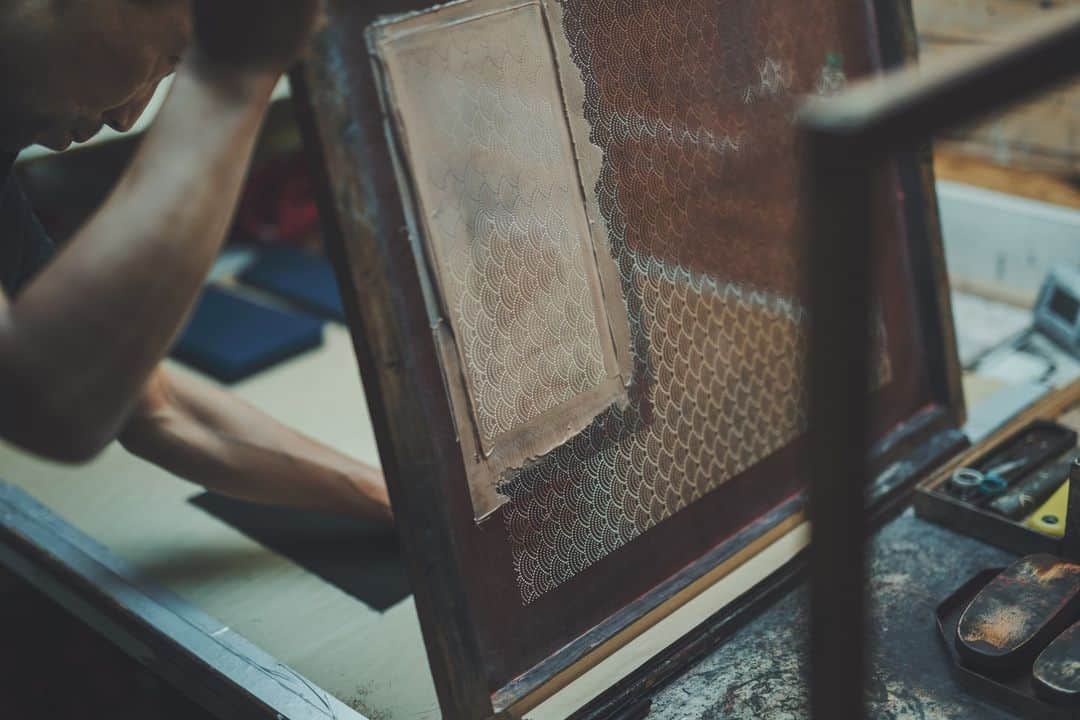 のインスタグラム：「Lacquer has lived in harmony with humans since Ancient times⁠.⁠ ⁠ Lacquer is the sap that oozes from trees and as such has superior adhesiveness and waterproof properties.  It has long been used for crafts and cultural assets and you can trace its use back to ancient times. ⁠ ⁠ INDEN uses its tried and true nature to its advantage, mixing it with to create the patterns loved on its accessories. The color and hardness of the lacquer is adjusted depends on the humidity and temperature on the day, as well as the pigment content, as perceived by the craftsman.」