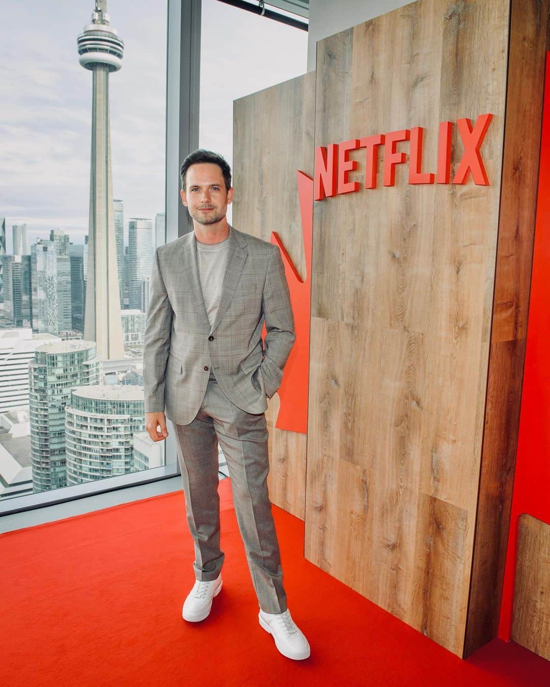 のインスタグラム：「Honored to be home for the grand opening of the @netflixca office. There are so many important, vibrant and diverse Canadian stories to be told and I can't imagine a better partner in telling them. If the energy and creativity in that room was any indication there is a lot of original and profound Canadian work about to make its way to the rest of the world.   And a big thank you to @triciahall and @taylorchousky for making me presentable.   And so grateful to @boss for the beautiful threads. And photos courtesy of the one and only @georgepimentel1 / Netflix」