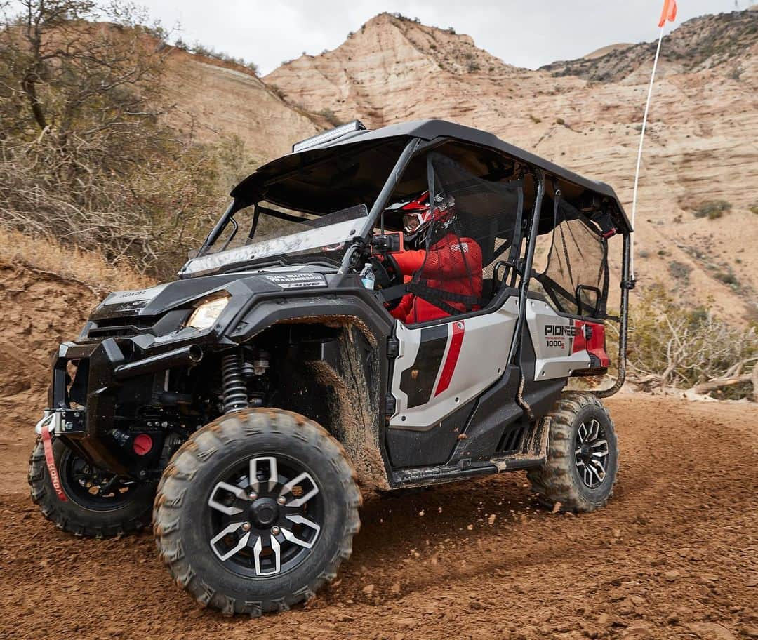 Honda Powersports USさんのインスタグラム写真 - (Honda Powersports USInstagram)「Perfect trail conditions, springtime weather and good company. The Pioneer 1000 Trail is made for days like this 🙌. #Honda #Pioneer1000Trail #HondaSxS」4月6日 1時57分 - honda_powersports_us