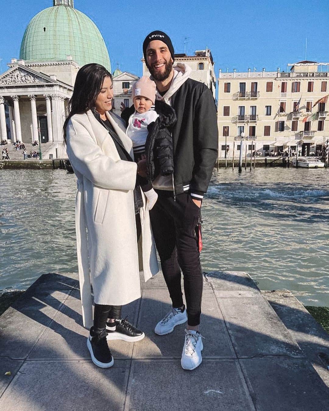 ロドリゴ・ベンタンクールのインスタグラム：「No puedo pedir nada más que estar toda la vida así, juntos, los tres. Feliz de compartir estos 8 años juntos y deseo sean muchos más. Feliz aniversario mi amor! Gracias por ser tan buen compañero, por ser un padre increíble para Luchi y por esto tan lindo que estamos viviendo. Los amo con todo mi corazón 🤍✨」