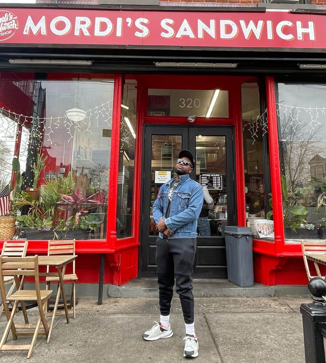 ブランドン・フィリップスのインスタグラム：「It’s a Jersey thing😎 #GoodVibes #ChickenParm #TheLifeOfEmil ~b£p🆒」