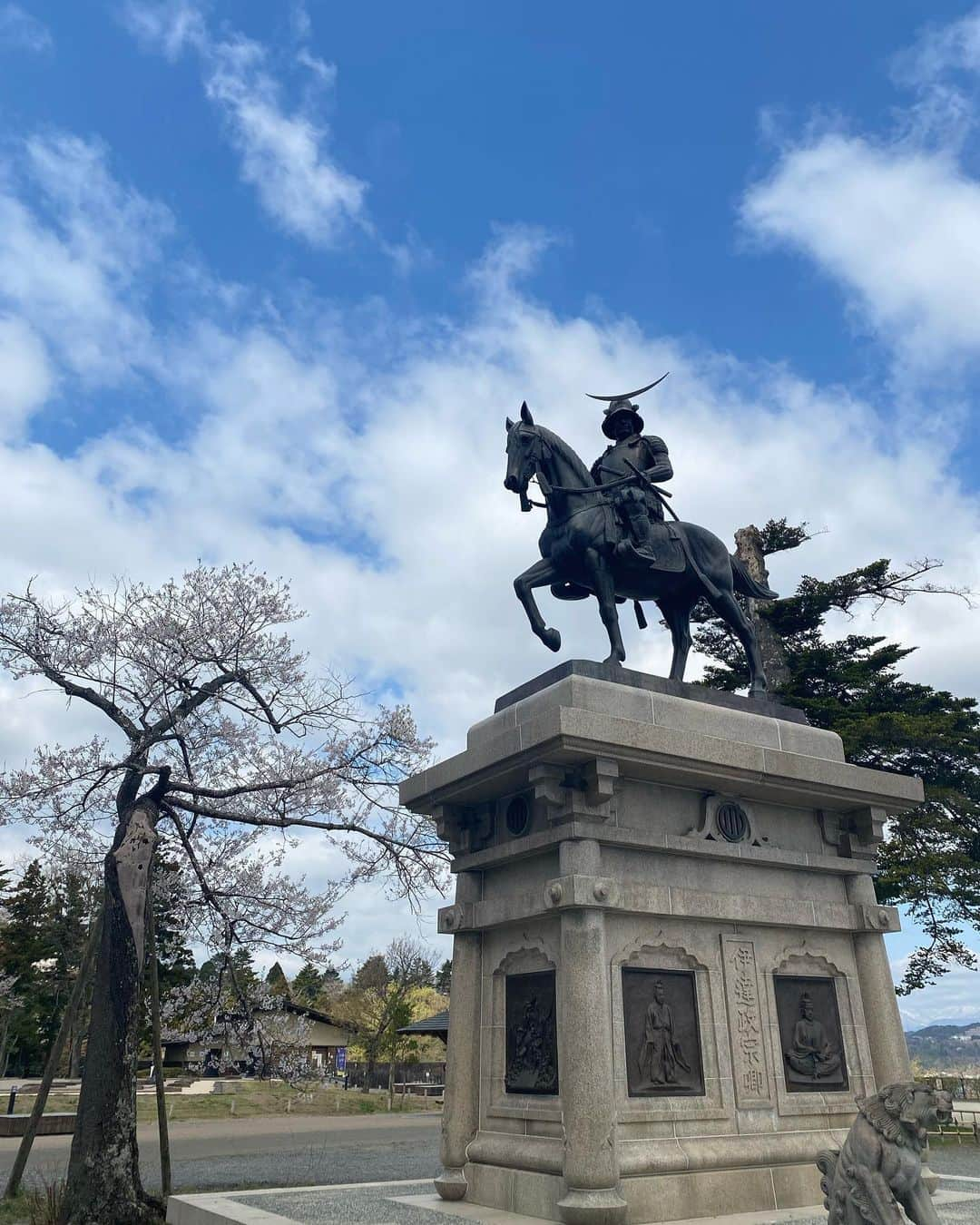 ayakoさんのインスタグラム写真 - (ayakoInstagram)「♡ 石巻南浜津波復興祈念公園 pic1 空も海も本当青く綺麗  東北旅行２日目 朝から伊達政宗像を見に行き 仙台の街を見下ろしてきましたー！  そして石巻に向かい被災地を見学し漁港で海鮮丼☺️  お天気にも恵まれ、ちょうどどこも桜満開🌸で本当最高！  被災地を巡ってみると、改めて風化させてはいけないと 感じさせられました。良い機会でした。  東北旅行おすすめです♡  ※動画の声消したつもりが入ってた。。おじさんが喋ってるわけじゃありません😣私です👍😂  #東北旅行#石巻市#仙台#被災地を巡る#双子」4月6日 7時42分 - ayaya315