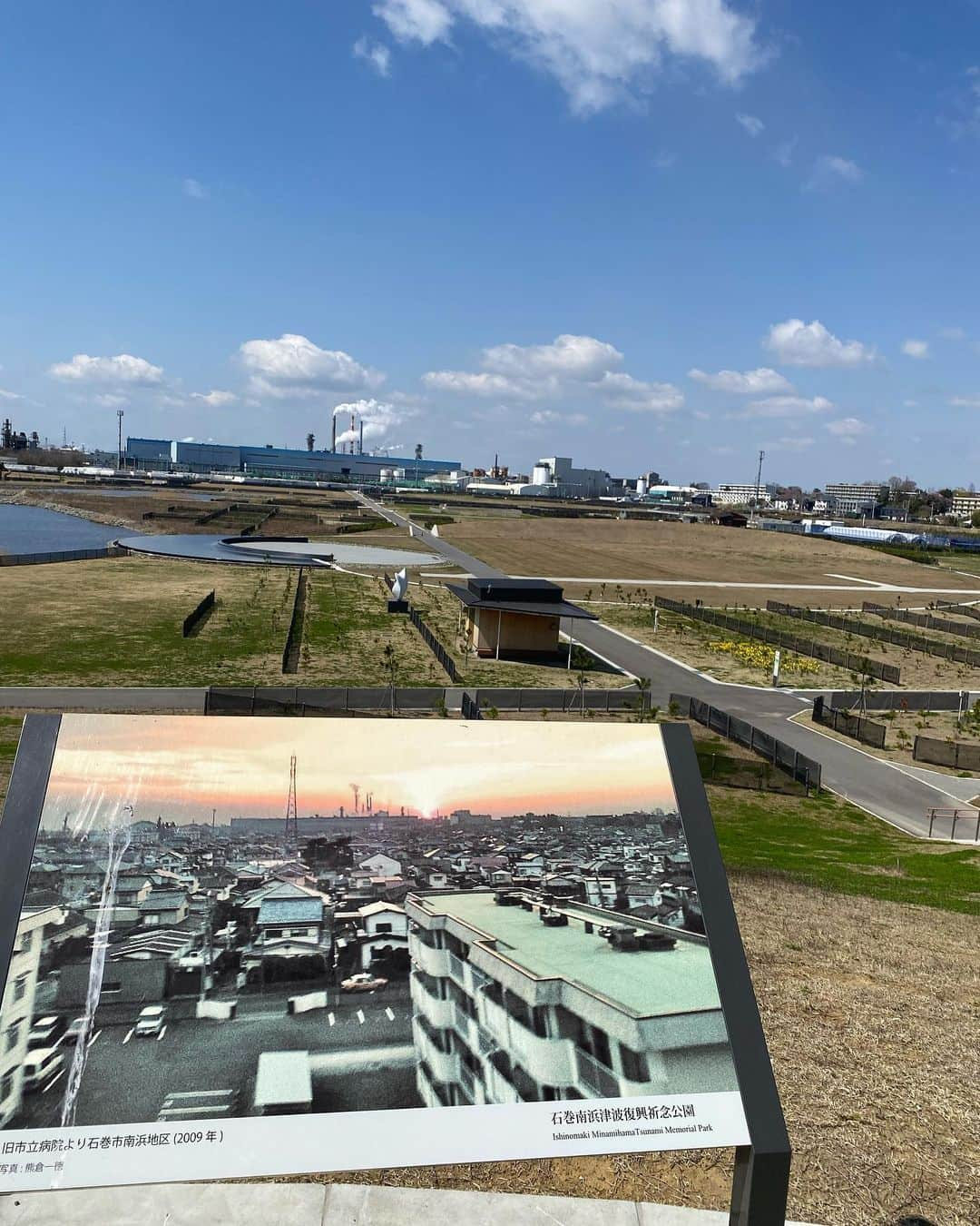 ayakoさんのインスタグラム写真 - (ayakoInstagram)「♡ 石巻南浜津波復興祈念公園 pic1 空も海も本当青く綺麗  東北旅行２日目 朝から伊達政宗像を見に行き 仙台の街を見下ろしてきましたー！  そして石巻に向かい被災地を見学し漁港で海鮮丼☺️  お天気にも恵まれ、ちょうどどこも桜満開🌸で本当最高！  被災地を巡ってみると、改めて風化させてはいけないと 感じさせられました。良い機会でした。  東北旅行おすすめです♡  ※動画の声消したつもりが入ってた。。おじさんが喋ってるわけじゃありません😣私です👍😂  #東北旅行#石巻市#仙台#被災地を巡る#双子」4月6日 7時42分 - ayaya315