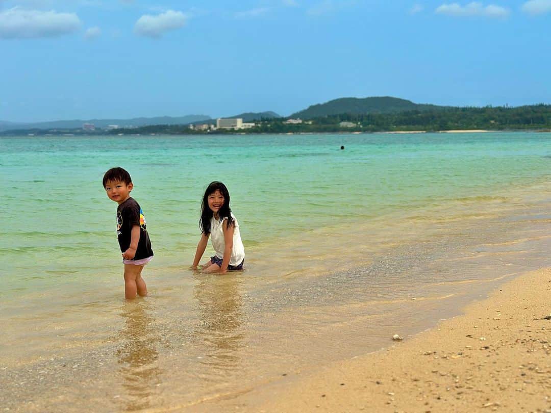 攝津正さんのインスタグラム写真 - (攝津正Instagram)「. . めんそーれ🌺  春休みなので、沖縄に行きました。  海があれば入る。 という脳内インプットにより、足だけ入っていいよ　という言葉はもはやスルー。  何枚着替えがあっても足りない旅です。  . . #2023春 #春休み #沖縄 #沖縄旅行 #家族旅行 #攝津家の旅  #海 #海水浴 #海が入れば入る #お決まり #暑くても寒くても #シンジラレナーイ #入水 #子連れ旅行  #激務 #ｅちゃん #かわｅちゃん #zboy」4月6日 7時44分 - tadashi_settsu
