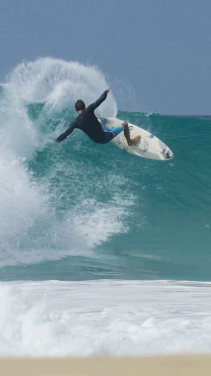ジョーディ・スミスのインスタグラム：「Missing this one stings. It doesn’t get any better than A frame tubes in warm water. Ep 2 of Maps to Nowhere by @surfline and @oneillusa is out now. Hit the link in bio to watch Accidental Treasure, now.」