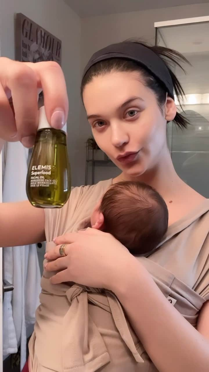 アマンダ・スティールのインスタグラム：「getting some skincare in finally with baby girl 👼🏻💞 @elemis #elemispartner」