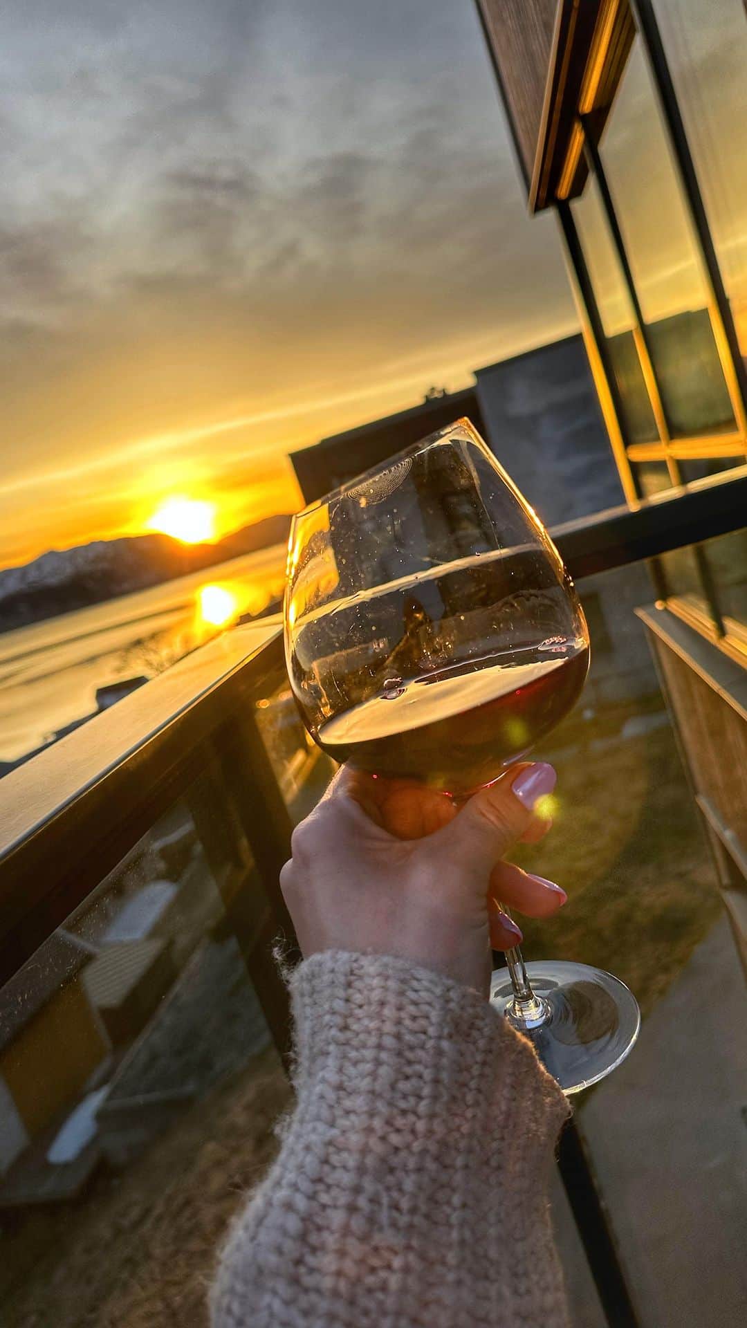 Inger-Lise Lillerovdeのインスタグラム：「Hjemmepåske er visst ikke så aller værst det heller 🍷🐣💛 Været ser hvertfall ut til å fortsette å levere.. Og det er lite som gjør meg lykkeligere enn sol og det å få tilbringe tid utendørs! Så her koser jeg meg -bokstavelig talt 🙌🏼 Nå har vi tatt påskeferie alle mann -og gleder oss over det!   Håper du nyter fine påskedager med dine 🐣💛 Klem fra Inger-Lise 😘 ___________________________________________________ #påske #påskefri #påskeinspirasjon #easter #easterdecor #indooroutdoor #indooroutdoorliving #terrasse #homewithaview #utsikt #balconywithaview #outdoorliving #outdoorlife #uterom #uteplass #uteplassen #sunset #solnedgang #norge #hjem #hjemkjærehjem #homesweethome」