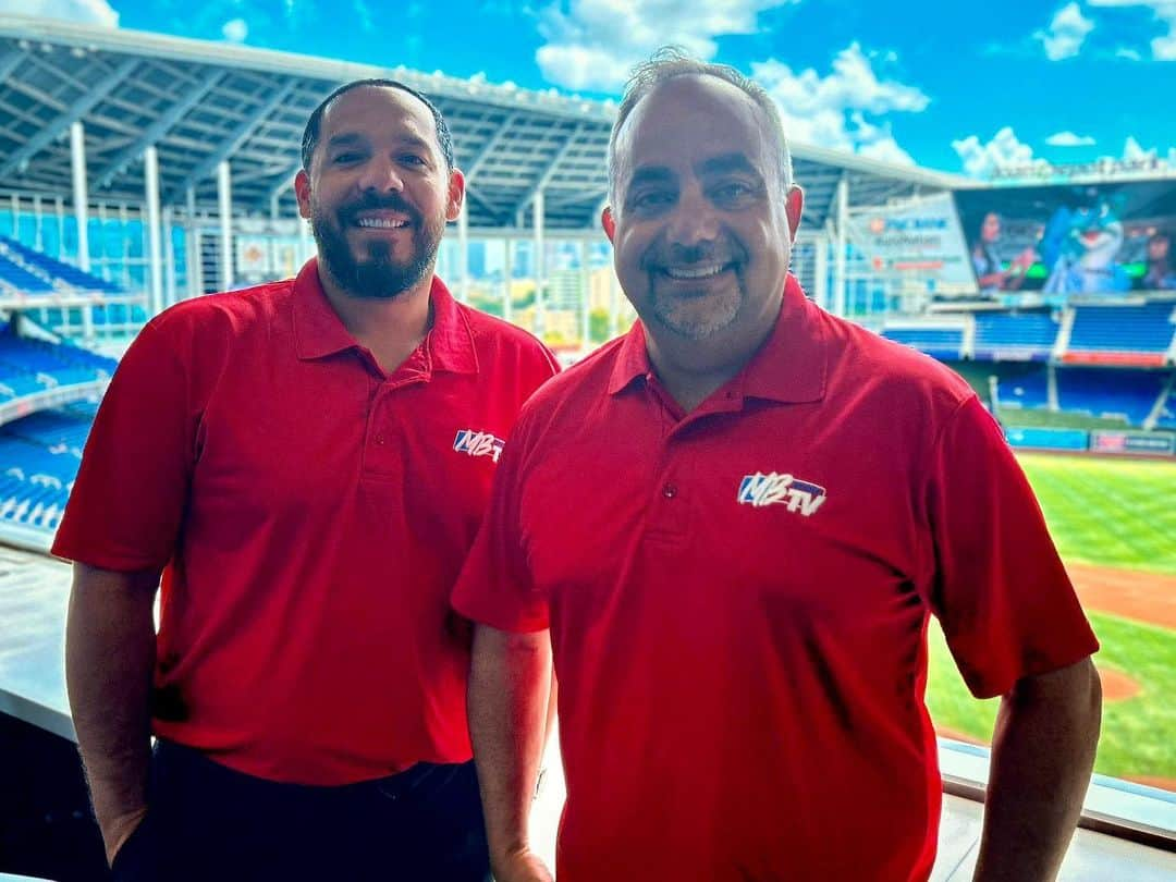 レネ・リベラのインスタグラム：「Hoy @renerivera44 y @luismurphy culminaron la temporada #15 de @mbsportstvpr desde el @loandepotpark hogar de los @marlins Gracias a todos por su sintonía durante el Spring Training, Clásico Mundial de Béisbol y Opening Day por nuestras plataformas digitales y @wapadeportes Nos vemos en “Ruta al Juego De Estrellas” desde Tampa… NEXT… 🎥 @biggies_photography  Gracias a nuestros auspiciadores @libertypuertorico @libertymobile @canal85_libertypuertorico @jeeppr @ramtruckspr @mastercard @churchspr @miuniversalpr @primejanitorial_ @prs_uniforms @pointguardinsurance」