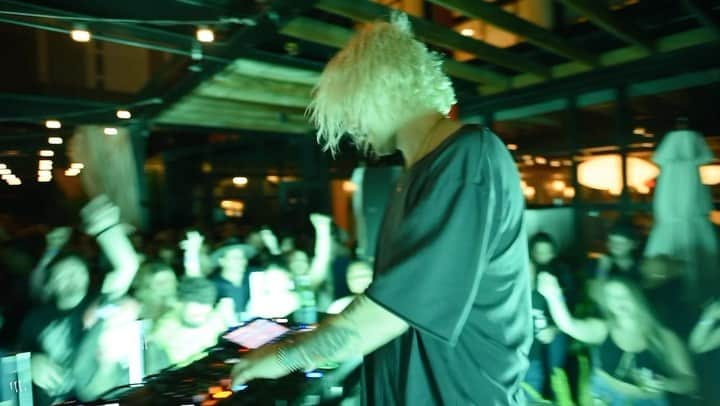 ル・ユースのインスタグラム：「First time playing protocol live on a packed new orleans rooftop was perfect 👌    final 𝗔𝗕𝗢𝗨𝗧 𝗨𝗦 stop is tonight in boston at the grand with @childof. see you there 👋  set times in my story」