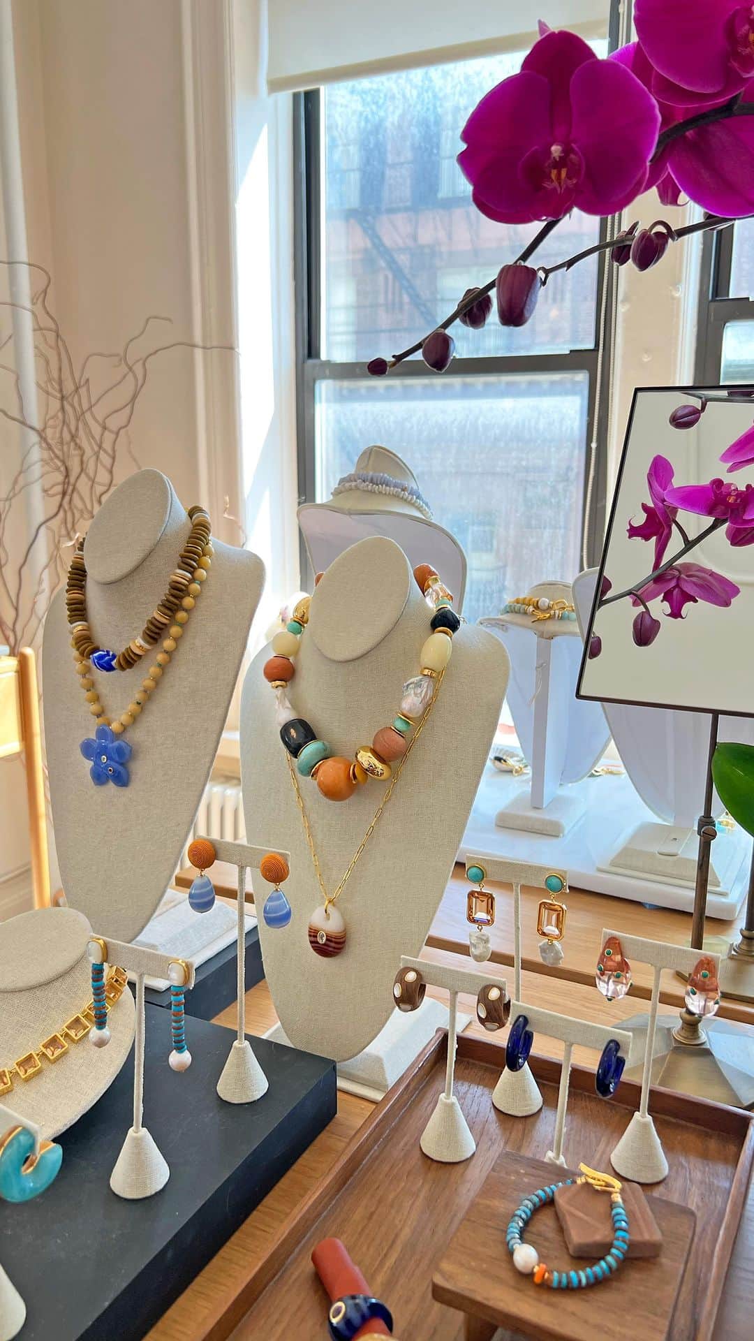 リジー フォルトゥナートのインスタグラム：「Our newest arrivals sitting pretty in the showroom 🌺 Come dive into the Spring season 🤸‍♀️ NYC: We’re open Monday-Thursday 10AM-5PM & Friday 10AM-2pm 〰️ 217 Centre Street, 6th floor✨#lizziefortunato」