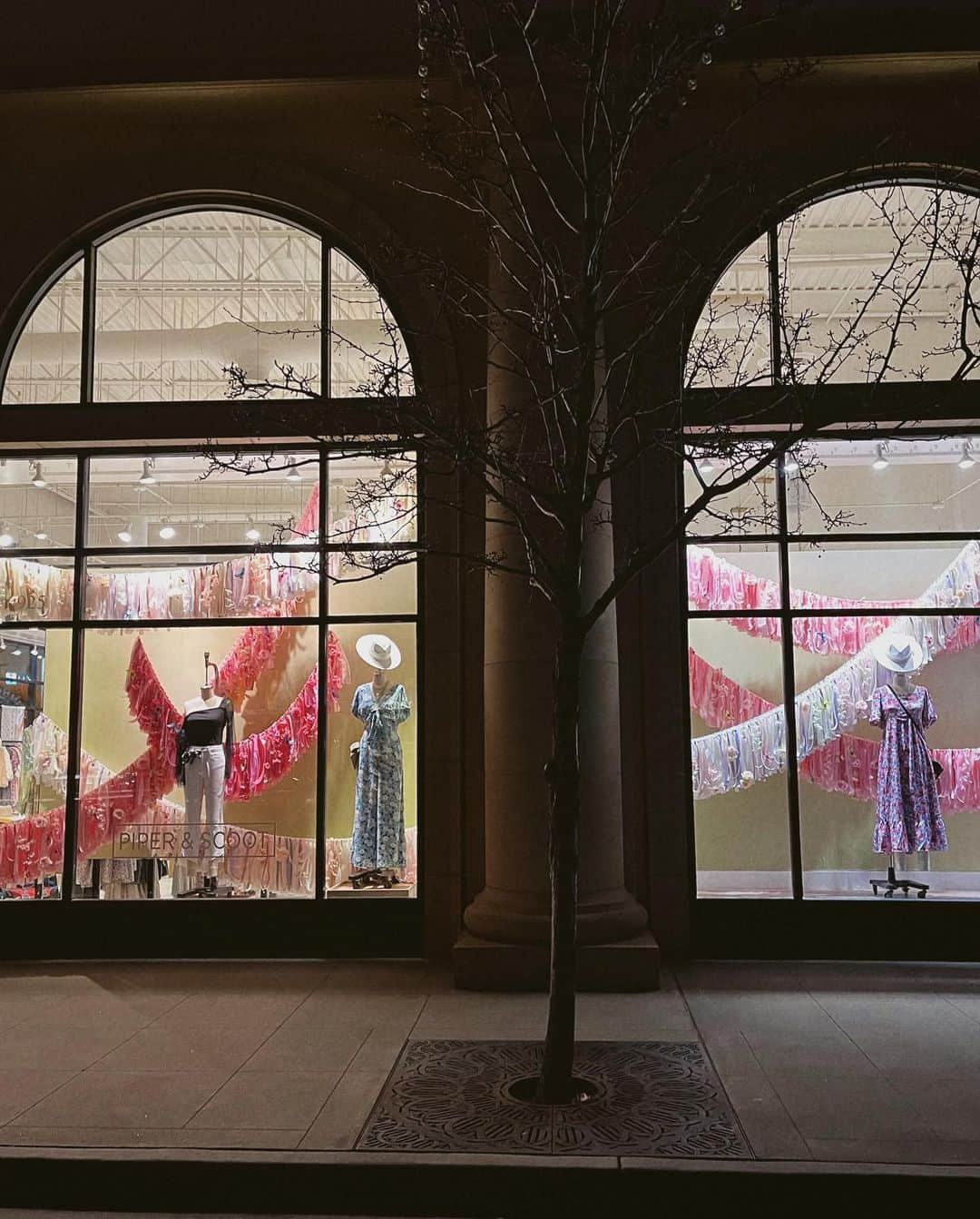 スターリー・シャイアン・スミスさんのインスタグラム写真 - (スターリー・シャイアン・スミスInstagram)「Doing these window displays was such a dream 💕 For so many years after my band broke up I was searching high and low to find what I was super special at. I kept trying to figure out where I fit in, where my magic fit. I kept trying to fit myself into different containers and it didn’t work. From florist to organizer to aesthetician to coding there was always something off. And I felt so sad and confused trying to figure out what to do.   Doing these installations I felt so in tune with my true self and so authentic. I felt like even in the hard moments it was still effortless. Even the not fun parts were fun and I loved it. I found where to put all my magic. I found where parts of me fit. I can not express how amazing it feels. I’m so grateful to God for loving me so much & knowing me so well. I am so grateful for this gift Heavenly Father gave me, so perfectly wrapped up, so perfectly timed. So perfect for me as an individual. I can’t believe how talented He is at being God 😍 what an icon!!!!   😍 Swipe to see the installations I made in the @piperandscoot store windows」4月6日 2時51分 - saintstarlie