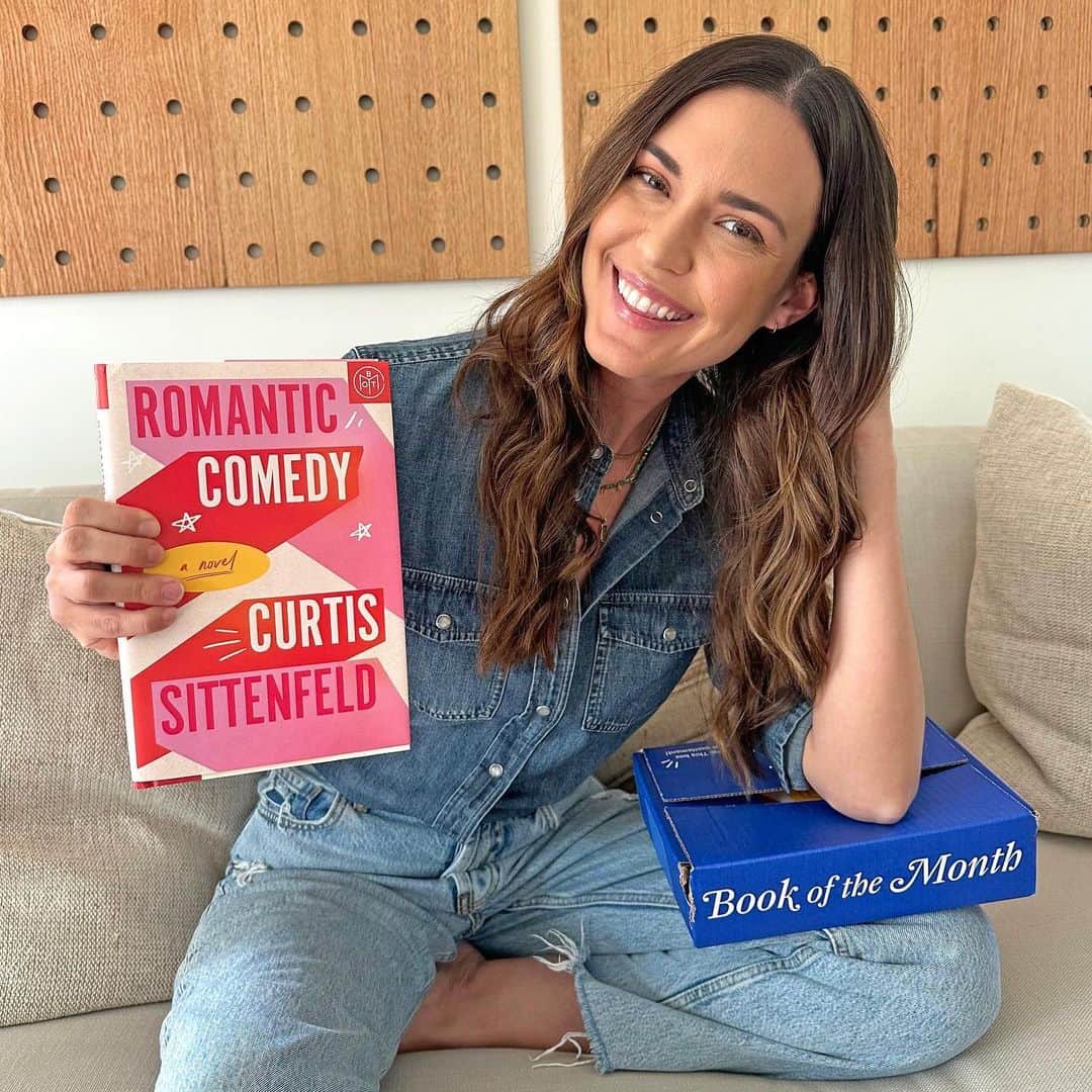 オデット・アナブルのインスタグラム：「I am honored to be the @bookofthemonth guest judge for the month of April! I chose the book Romantic Comedy by Curtis Sittenfeld. This book is a perfect welcome to Spring. It has all of the ingredients for a great read, but most importantly, it is a compelling story about pushing through self-doubt and accepting those who are ready to love us just as we are. I say YES to that. Romantic comedy is available now through BOTM. If you don’t follow them already, do yourself a favor and follow Book of the Month which helps readers discover the best new books each month. What are you reading right now?」