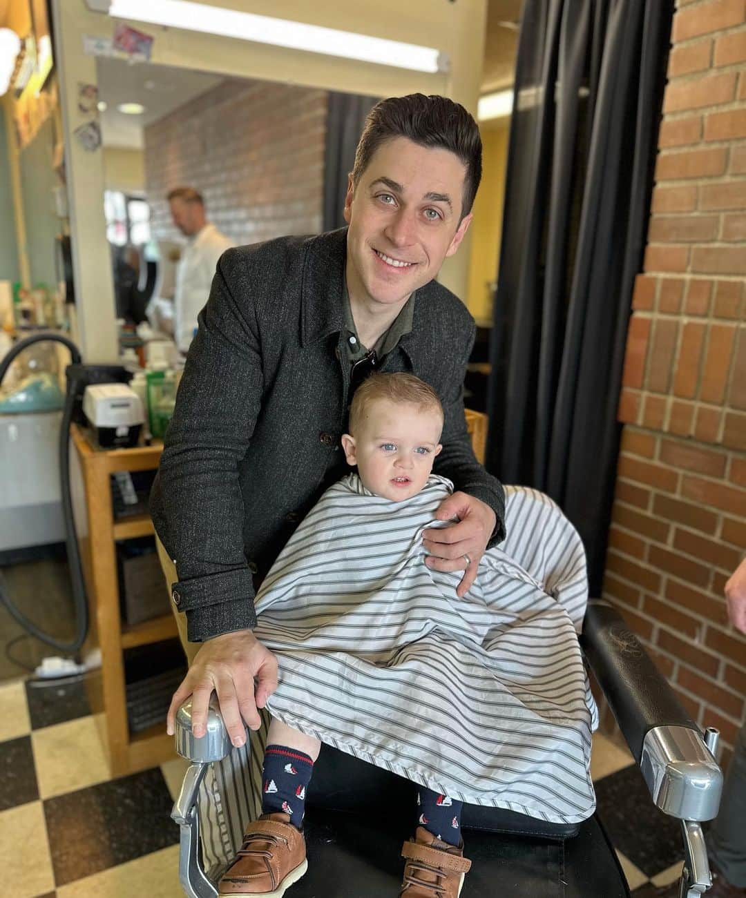 デヴィッド・ヘンリーのインスタグラム：「After he saw his sister get her first cut, the little man got his first! Yes we unabashedly kept some of his hair for the scrap book. And yes I totally threw it away by mistake and I’ve never felt so guilty.」