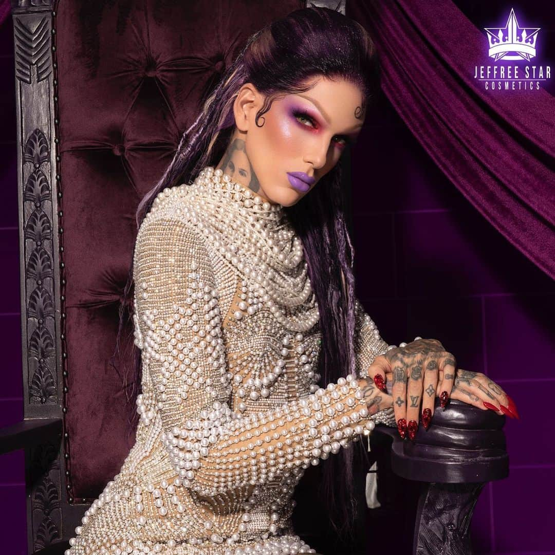 Jeffree Star Cosmeticsさんのインスタグラム写真 - (Jeffree Star CosmeticsInstagram)「VIKING GLAMOUR & PEARLS 💜 Our #BloodLust palette will forever be an iconic eyeshadow palette 🔥 #jeffreestarcosmetics #velourliquidlipstick」4月6日 3時20分 - jeffreestarcosmetics