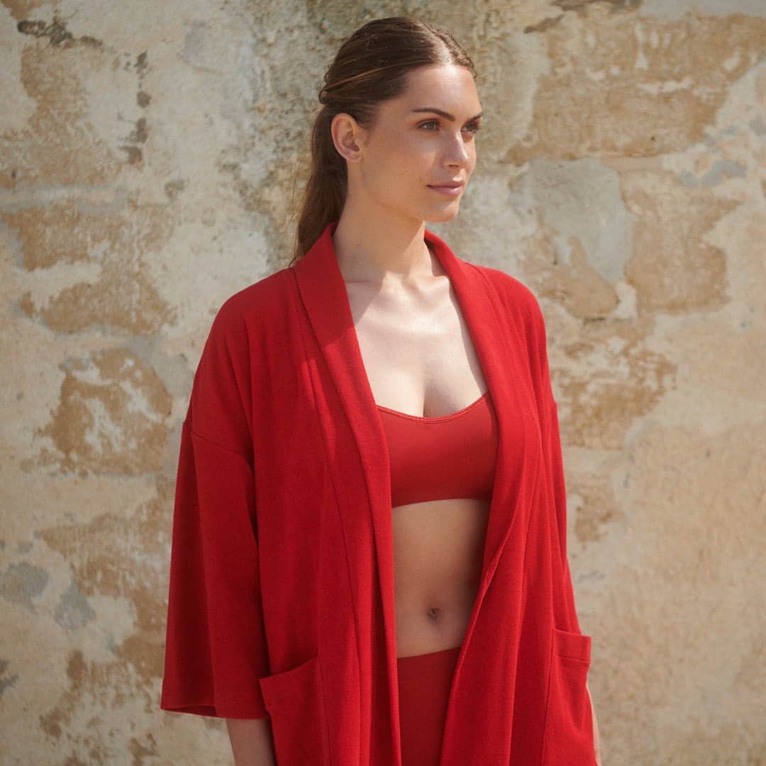 ハンロのインスタグラム：「The intense trendy color red is perfect for the upcoming warm summer days. #hanro #MadeInEurope #SpringSummer23」