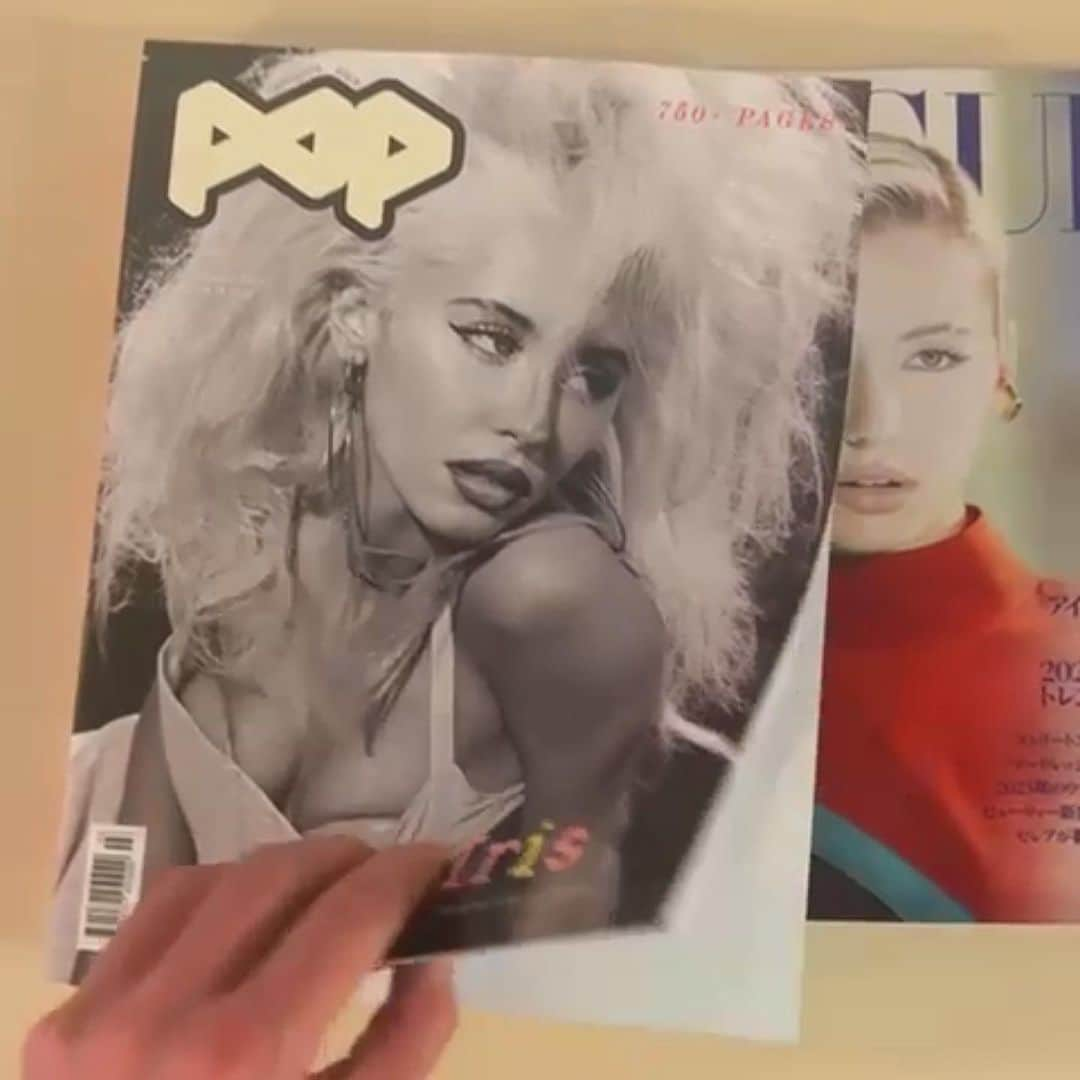 アイリス・ロウさんのインスタグラム写真 - (アイリス・ロウInstagram)「My @thepopmag cover is out 🧈 🧈🧈🧈🧈🧈✨🧈🧈」4月6日 3時26分 - lirisaw