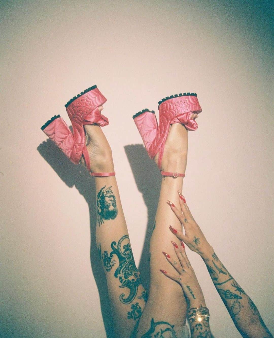 シャーロットオリンピアさんのインスタグラム写真 - (シャーロットオリンピアInstagram)「Pin-Up @daisyxox wearing pink Miranda shoes 💕🕸️ limited availability online 📸 @mirandagotacamera」4月6日 3時26分 - charlotteolympia