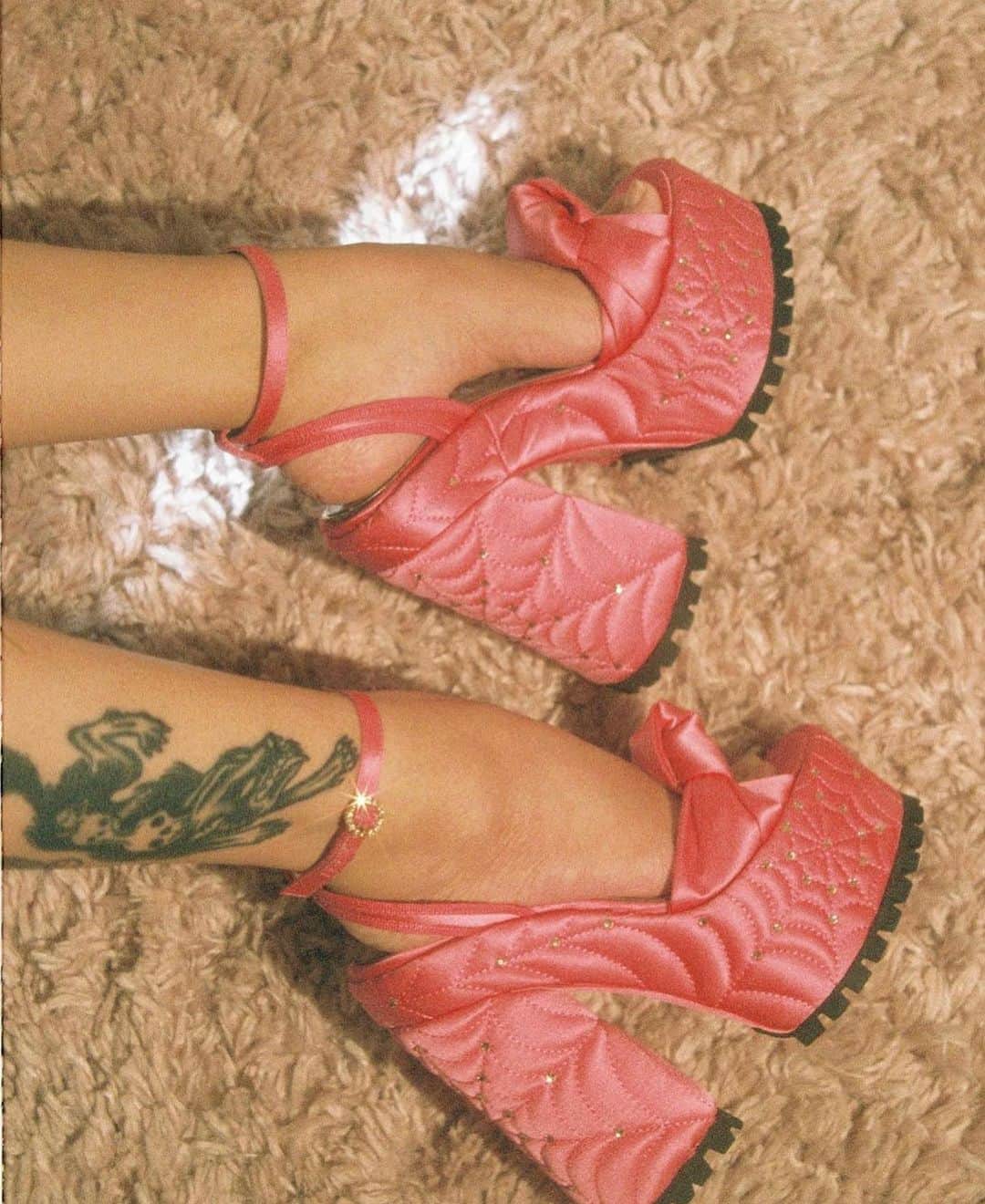 シャーロットオリンピアさんのインスタグラム写真 - (シャーロットオリンピアInstagram)「Pin-Up @daisyxox wearing pink Miranda shoes 💕🕸️ limited availability online 📸 @mirandagotacamera」4月6日 3時26分 - charlotteolympia
