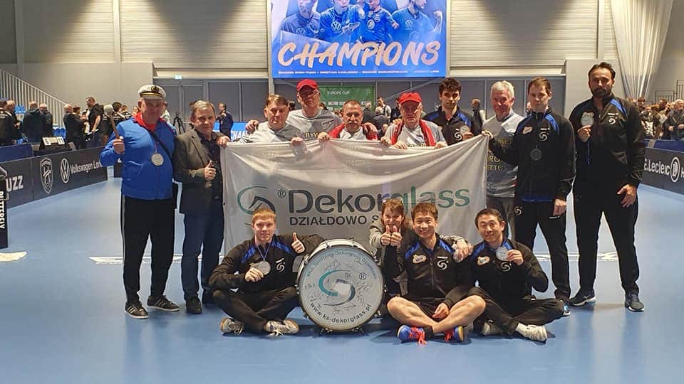 ヤクブ・ディヤスのインスタグラム：「Srebrny medal w Pucharze Europy 🥈 Dziękujemy wszystkim za doping i wsparcie podczas meczu z Hennebont 💪❤️  Niestety, przegraliśmy 1:3 i minimalnie ulegliśmy w dwumeczu francuskiemu zespołowi. Teraz pełna koncentracja na lidze, ponieważ już niedługo rozpoczynamy walkę o tytuł @polska_superliga 🏓  🇬🇧 Silver medal in Europe Cup 🥈 Thanks for all for support during the match against Hennebont 💪❤️  Unfortunately, we lost 1:3 and slightly we were worse than french team. Now it's time for full focus on league, because at the moment we starting a fight for title in LOTTO Superliga 🏓  @donictabletennis  @dekorglass  @polski_ts   #donicfamily #createsuccess #dekorglass #działdowo #team #europecup #finalist #silvermedal #tabletennis #tischtennis #tennisdetable #poland #france #hennebont」