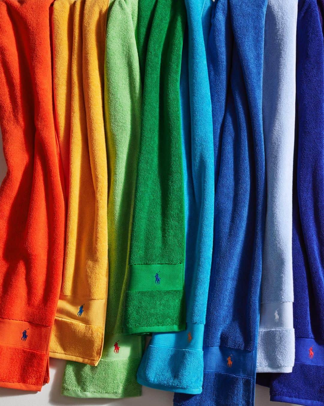 Polo Ralph Laurenさんのインスタグラム写真 - (Polo Ralph LaurenInstagram)「“All the fun bright colors of my Polo shirt inspired the rainbow colors of my home collection towels.” —Ralph Lauren   From RL 2000 Red and Sailing Orange to Cove Blue and Paloma Purple to Newport Navy and Kiwi Lime, the featured color combinations of the towel and our signature embroidered Pony mirror the vibrant colors of the iconic #ThePoloShirt—evoking the same spirit of optimism and confidence.   Discover the Polo Towel collection via the link in bio.   #RalphLauren #RalphLaurenHome #PoloRalphLauren #PoloRLStyle」4月6日 4時00分 - poloralphlauren