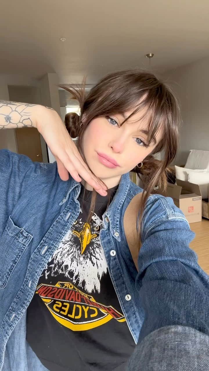 Acacia Brinleyのインスタグラム：「Outfit of ze day! Lots of errands and chores today! 🫶🏼 But first, coffee! Obviously.」