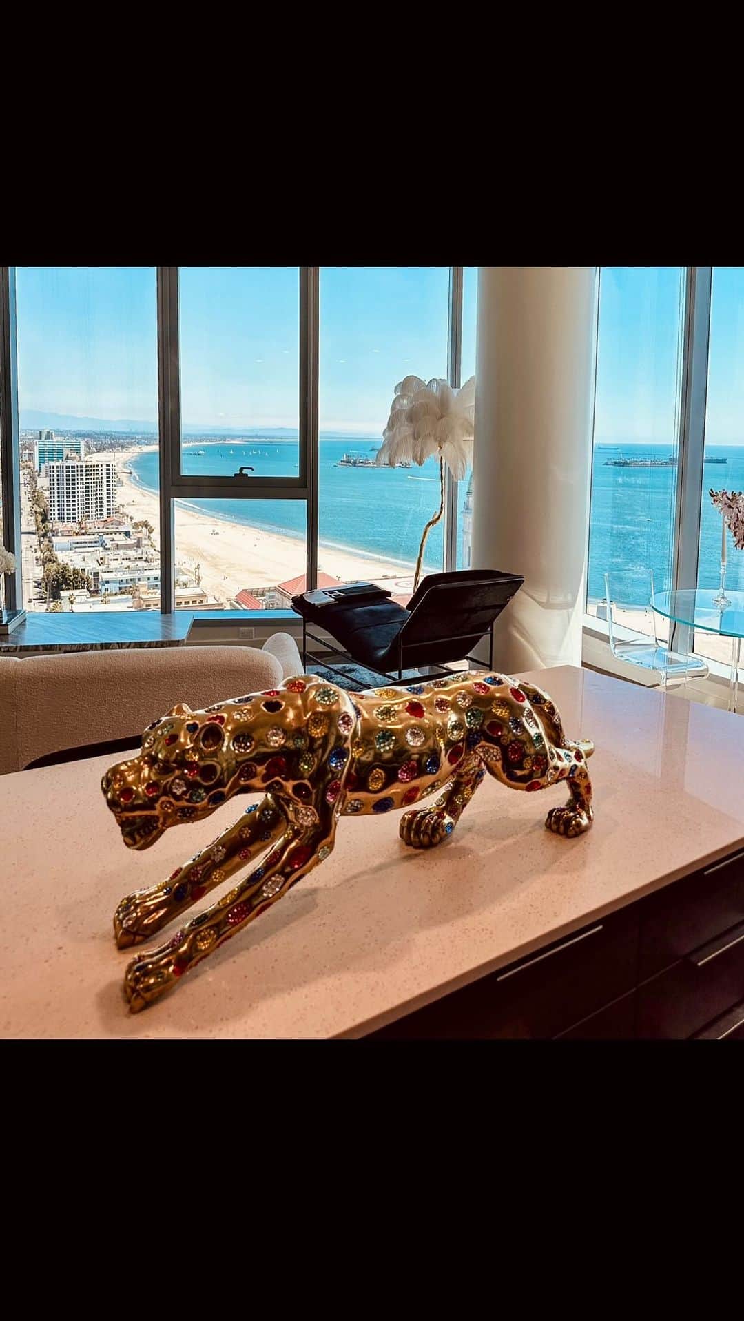Aylen Aのインスタグラム：「Animal instincts 🐆 I love my swarovski leopard. Thank you @coolasfocart for making my home more beautiful ✨」