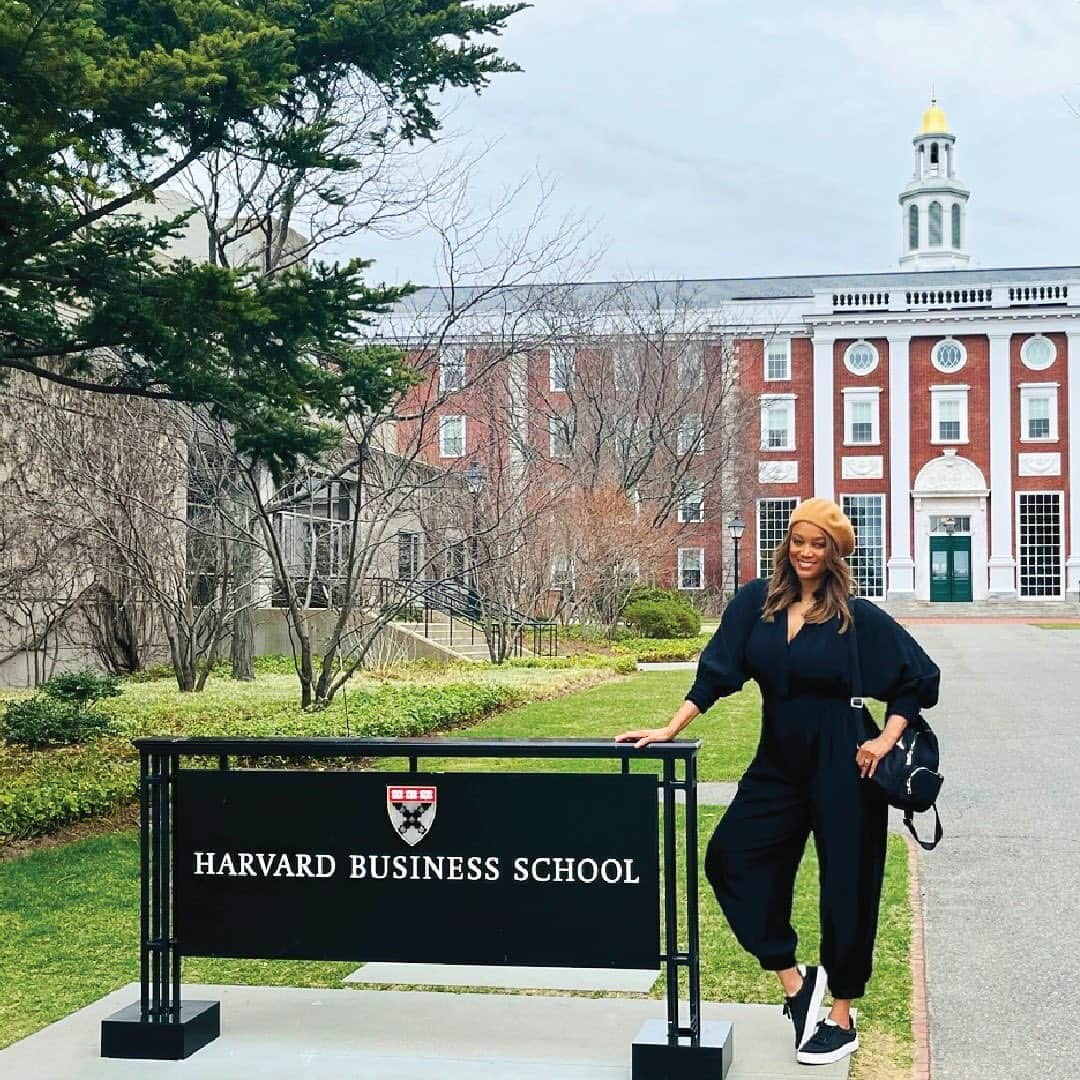 タイラ・バンクスのインスタグラム：「Today was a DREAM day I never saw coming. I delivered the graduation speech to the  @Harvardhbs Owner President Management graduates.   I graduated from the same program 11 years ago. It changed my life.   Sending so much love to the OPM 59 graduates. I know for sure that your biggest and wildest DREAMS will come true!  #HBSforLife #OPMforever」