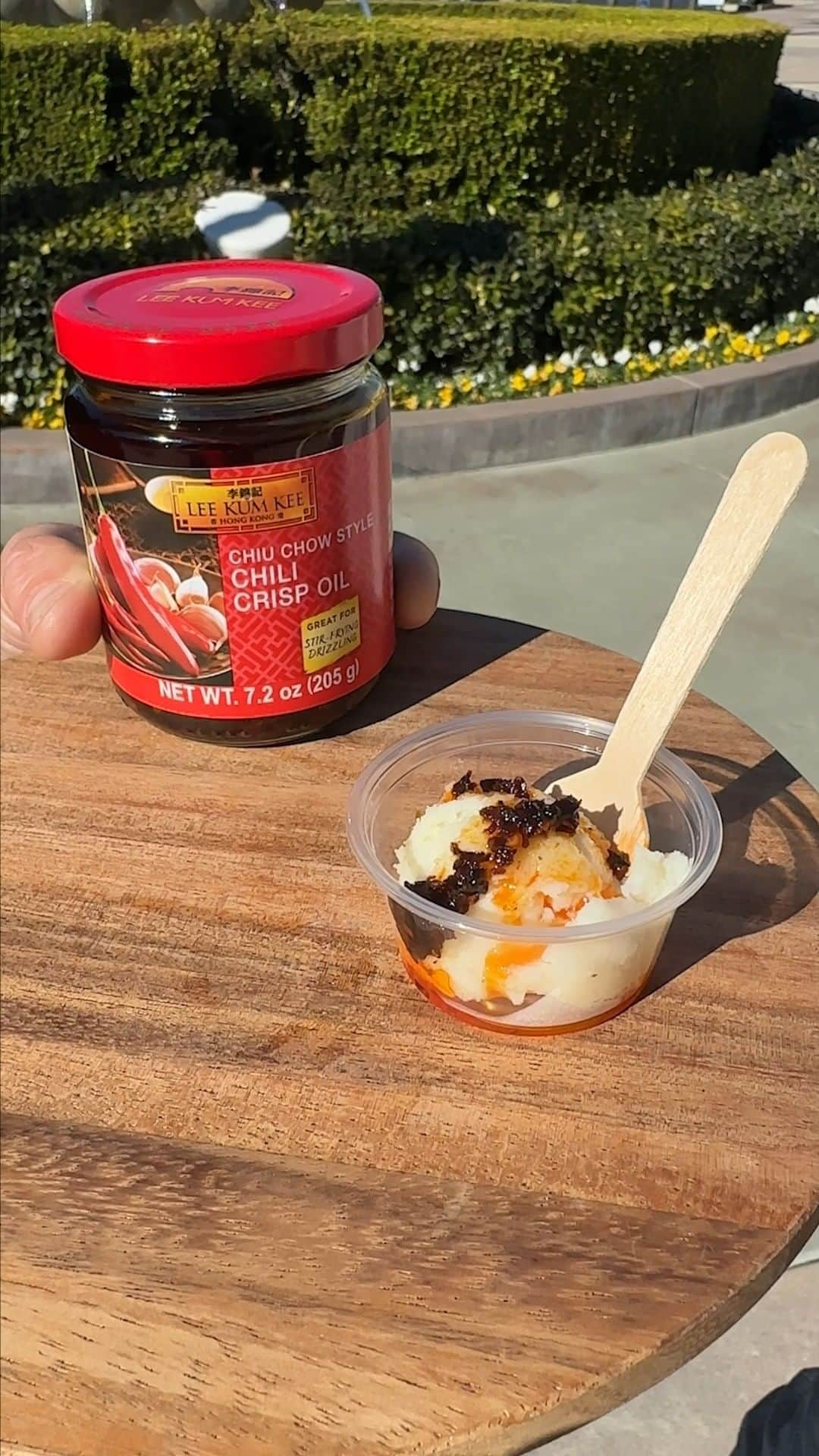 Lee Kum Kee USA（李錦記）のインスタグラム：「Let us know if you would add Lee Kum Kee Chiu Chow Style Chili Crisp Oil to your favorite ice cream flavor!   #leekumkee #leekumkeeusa #thisorthat #chilicrisp #chilicrispoil #chilioil #icecream #dessertideas」