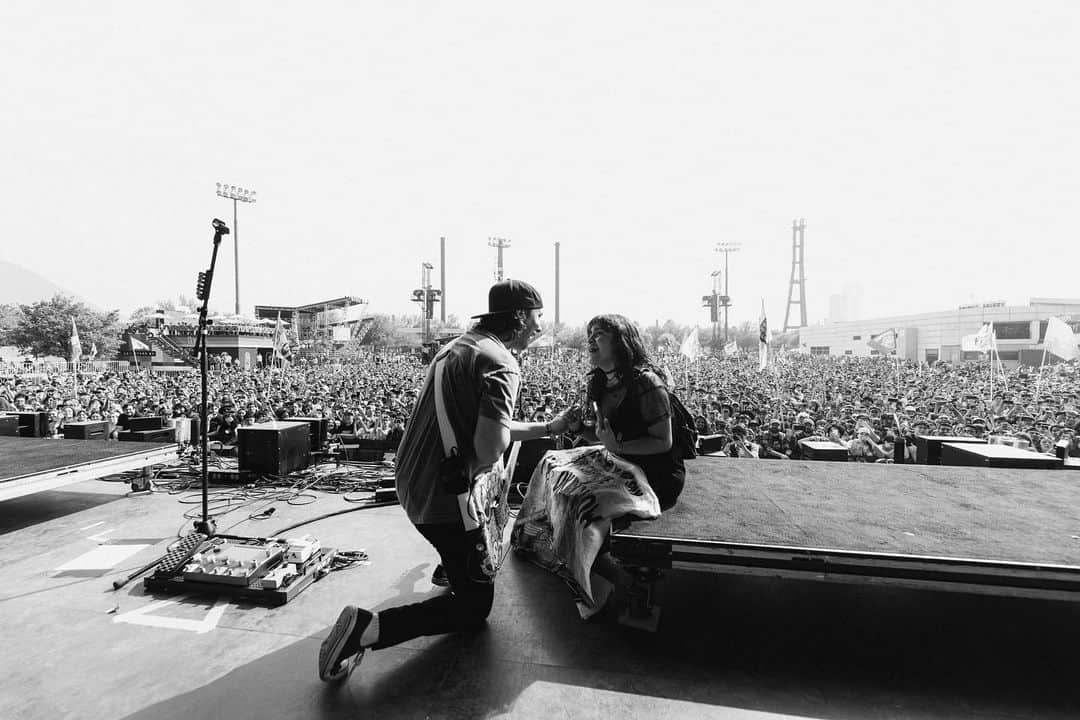 ヴィック・フエンテスのインスタグラム：「The vibe was perfect at @tecatepalnorte Thank you for watching us 🧡  📸 by @v.trvn」