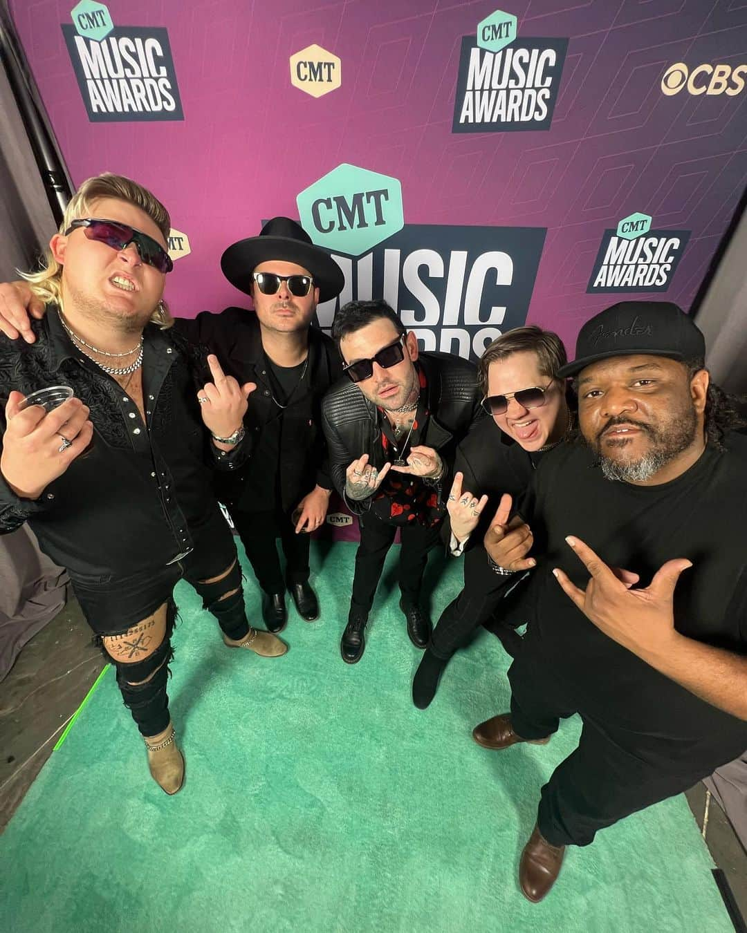 ジャック・ファウラーのインスタグラム：「First CMT awards is in the books, getting to witness @jellyroll615 pull a three for three was such a wild and incredible thing. Being able to share the stage with this man, and this band every night is truly so special. I feel so honored to be apart of this journey and couldn’t be more excited for the rest of this year. Cheers to bubba and the @36hourband ❤️🥃」