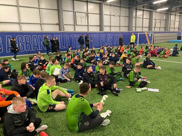 アスミル・ベゴヴィッチのインスタグラム：「An awesome day visiting two of our @abgkacademy camps today!  First, our 3 day camp in Leicester in partnership with @brookehousecollege, where we had a sell out.  Then off to Finch Farm for our camp with @everton where we had another incredible turnout!  We keep pushing to inspire the next generation of goalkeepers. Let’s go! 🆎🧤  #camp #academy #goalkeeping #ab1」